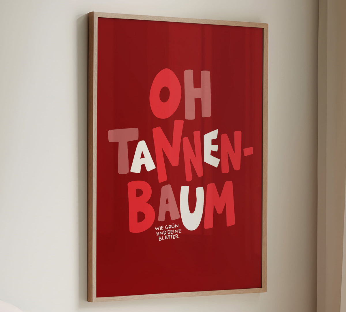 Gerahmtes Weihnachts-Poster Oh Tannenbaum in einem Holzrahmen über einem dekorierten Kamin mit Lichterkette.