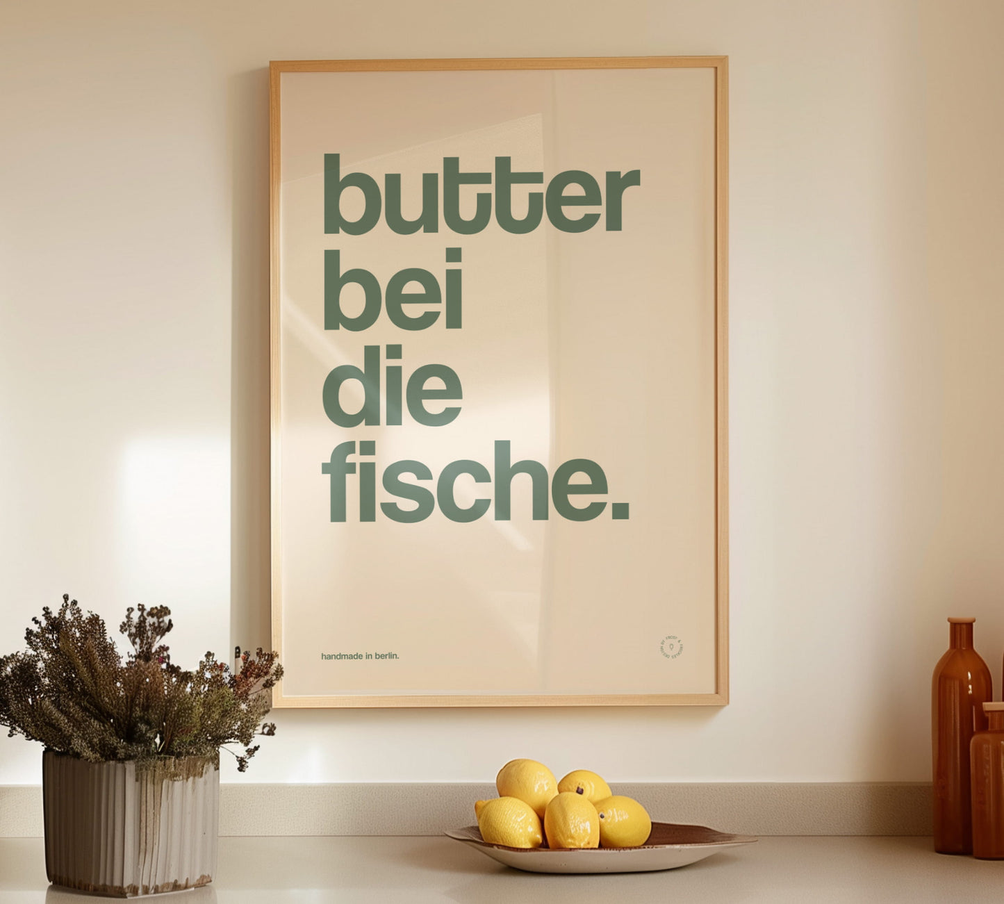 Modernes Wandbild Küche mit klarem Spruch "Butter bei die Fische" und modernem Layout