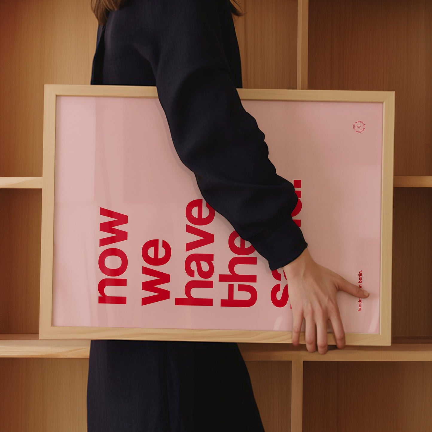 Modernes Wandbild Küche mit humorvollem denglischen Spruch "Now We Have The Salad"