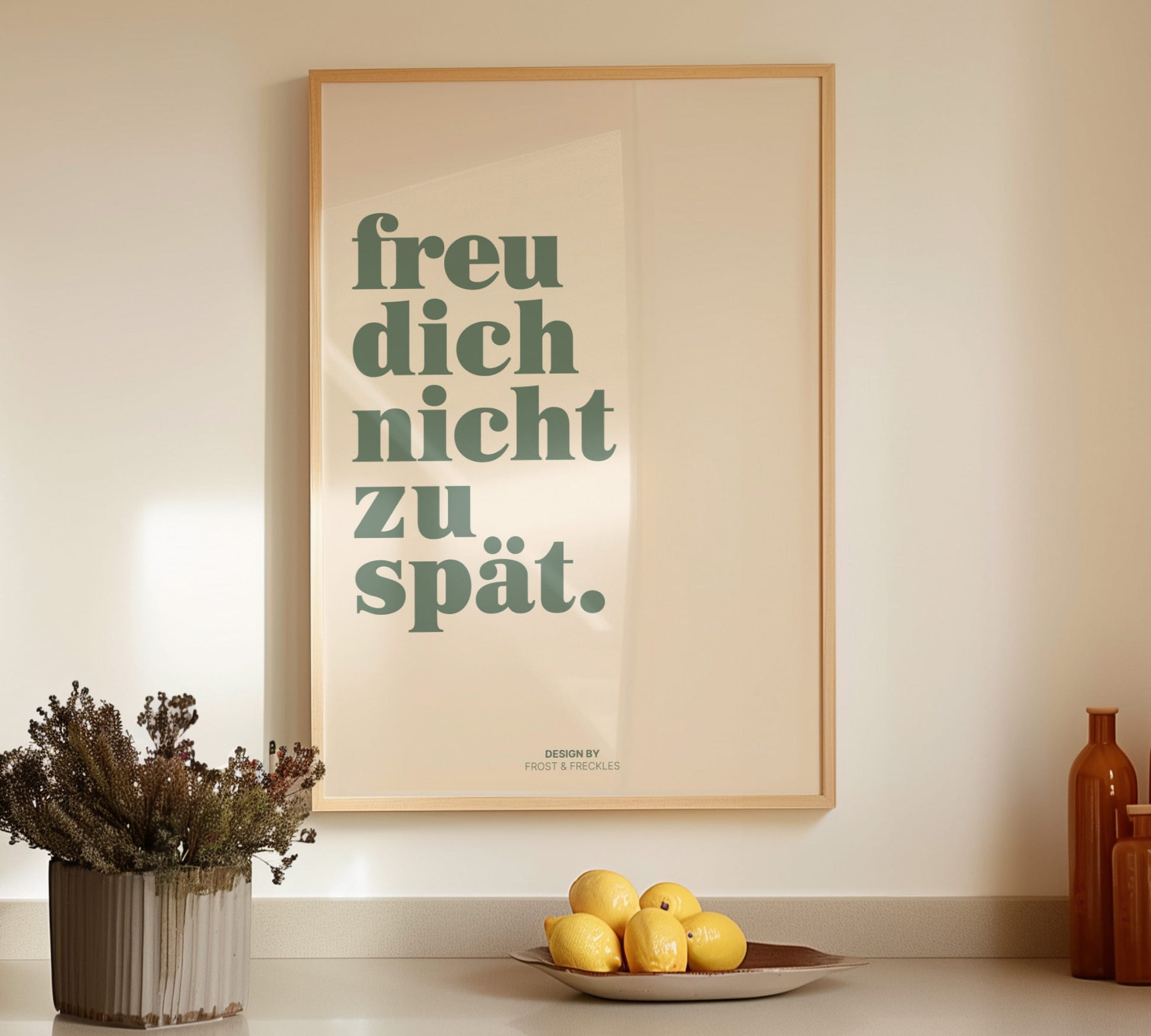 Neutrales Poster mit deutschem Spruch "Freu dich nicht zu früh" im cleanen Design