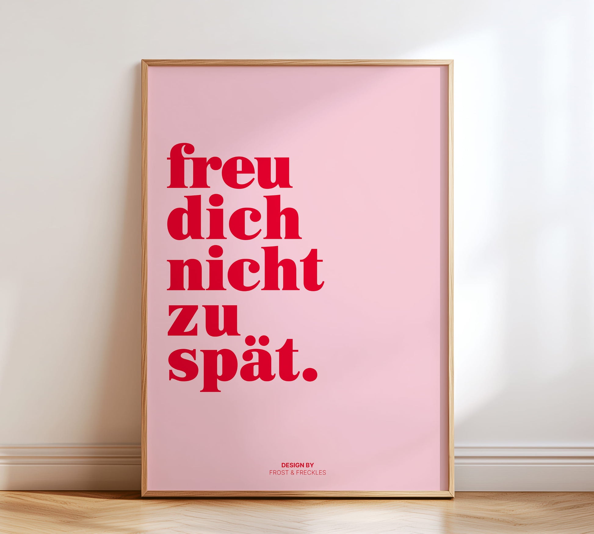 Poster „Freu dich nicht zu spät“ in Rot und Rosa für moderne Wanddeko