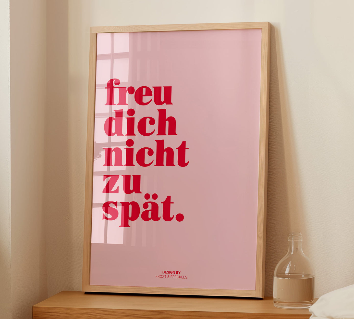 Pinkes Typografie Poster mit deutschem Spruch "Freu Dich Nicht Zu Spät" für Wohnzimmer