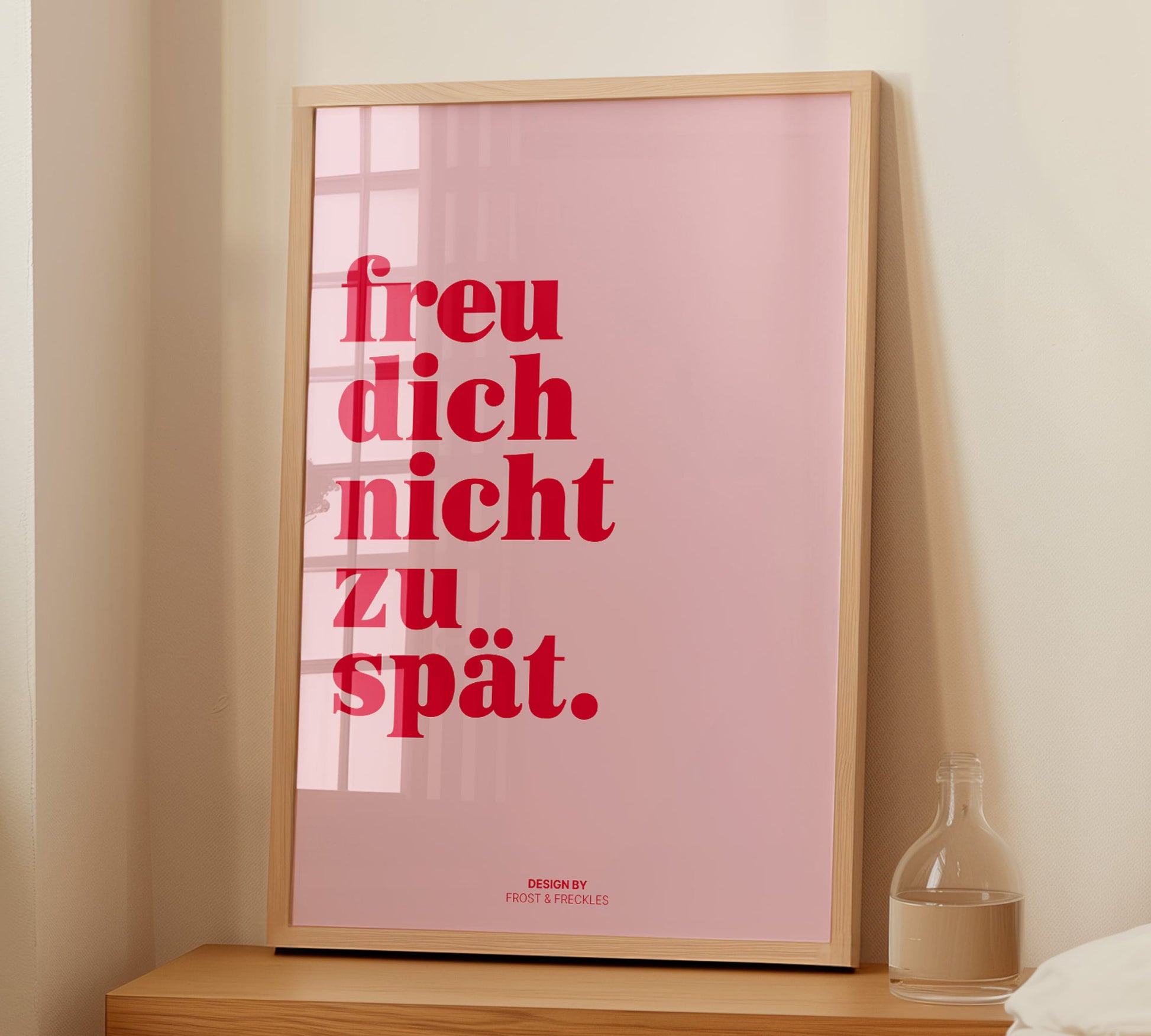 Pinkes Typografie Poster mit deutschem Spruch "Freu Dich Nicht Zu Spät" für Wohnzimmer