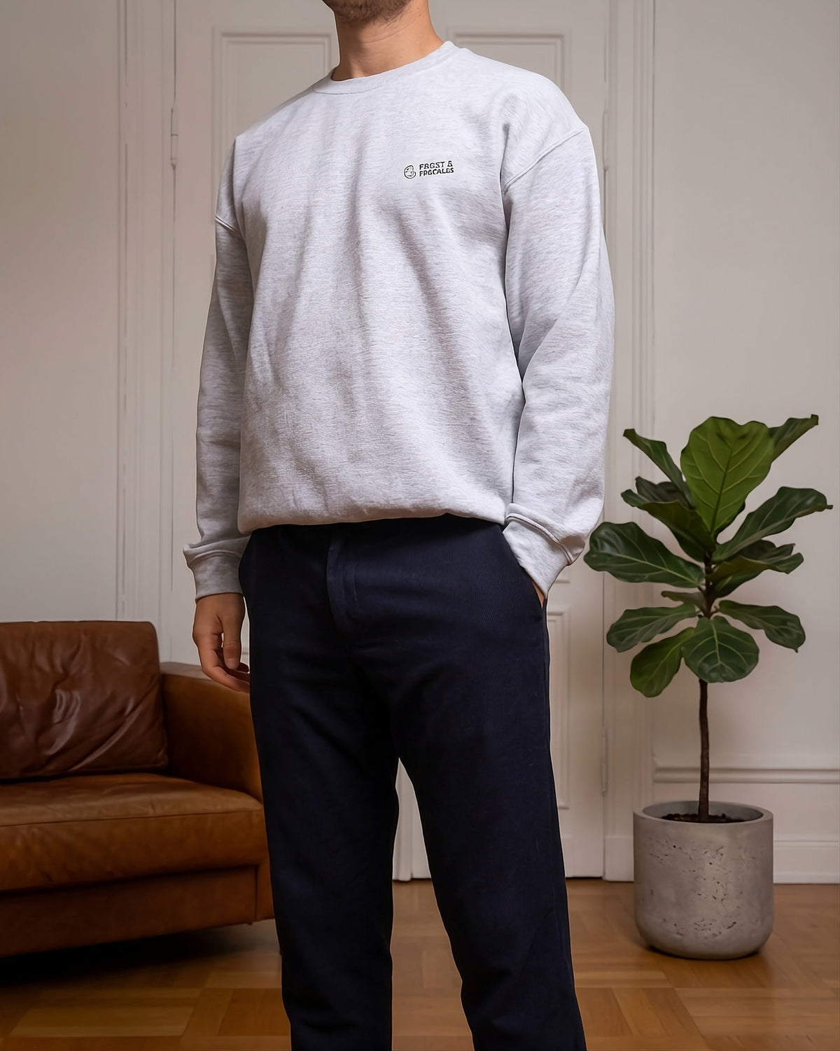 Frontansicht des schwarzen oder beigen Crewneck Pullovers von Frost & Freckles mit dem Anti-Nazi-Keks-Print.