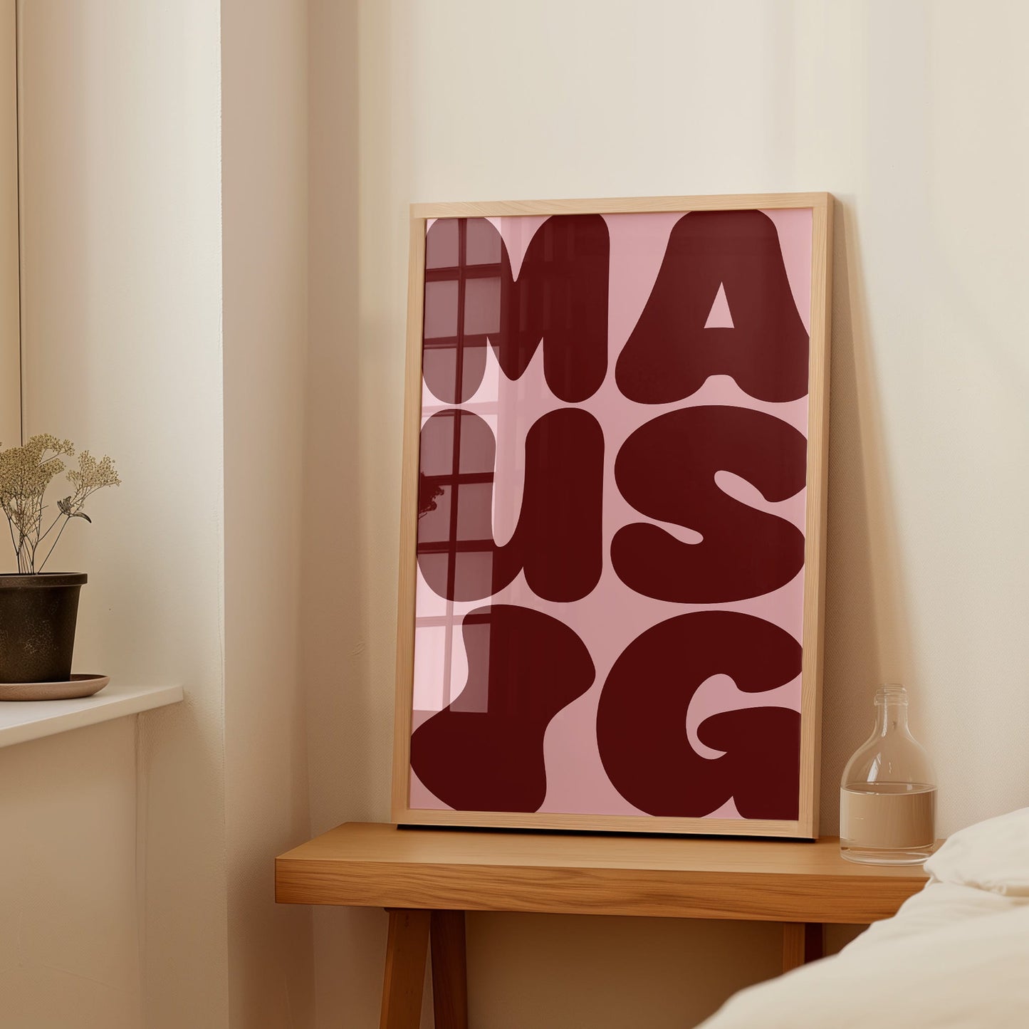 Einrichtungsbeispiel: Pinkes Typografie-Poster MAUSIG kombiniert mit minimalistischen Design-Objekten.