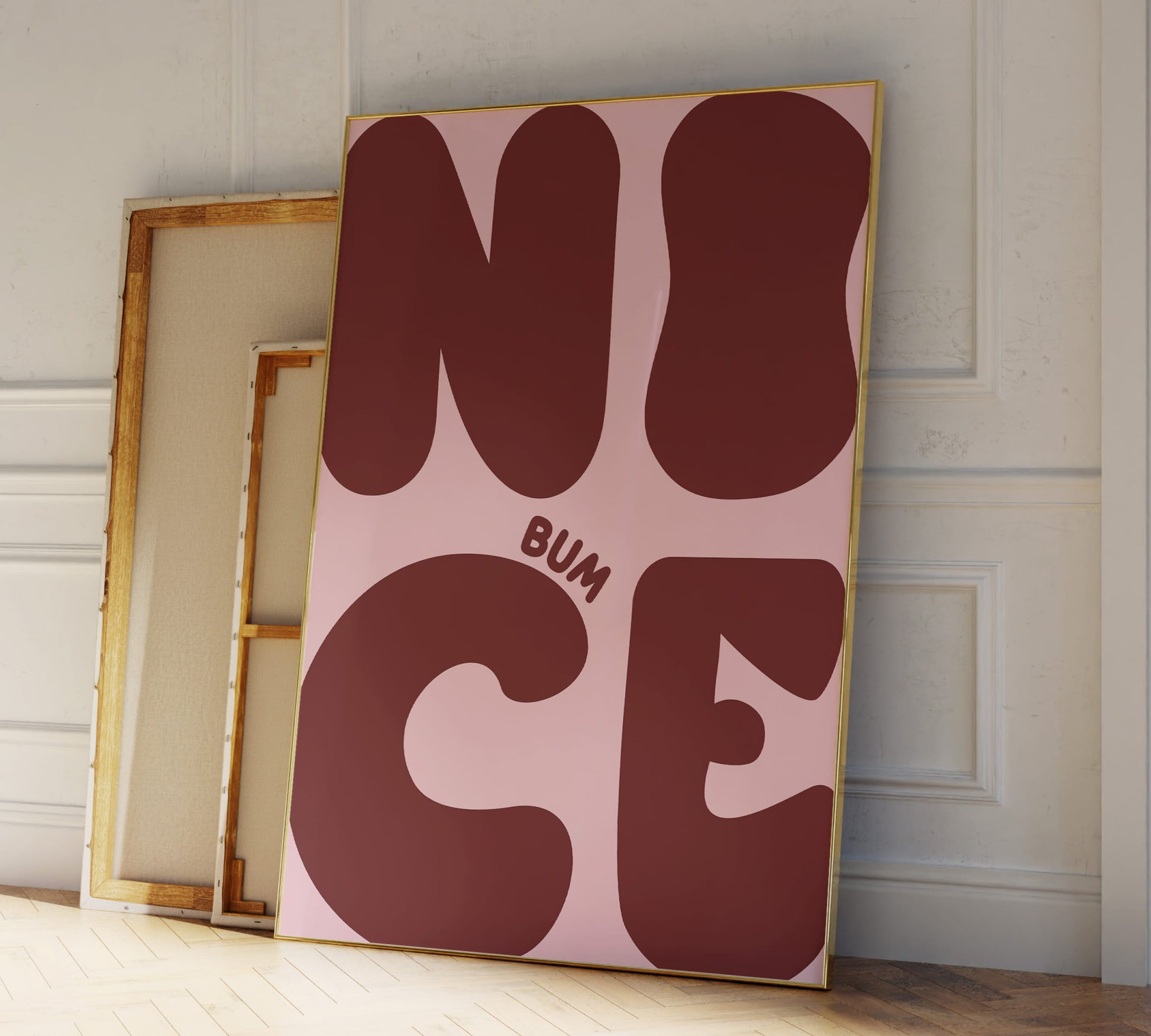 Frost and Freckles Kunstdruck "Nice Bum" in Bubble Retro Schrift als moderne und humorvolle Wanddekoration im Badezimmer.