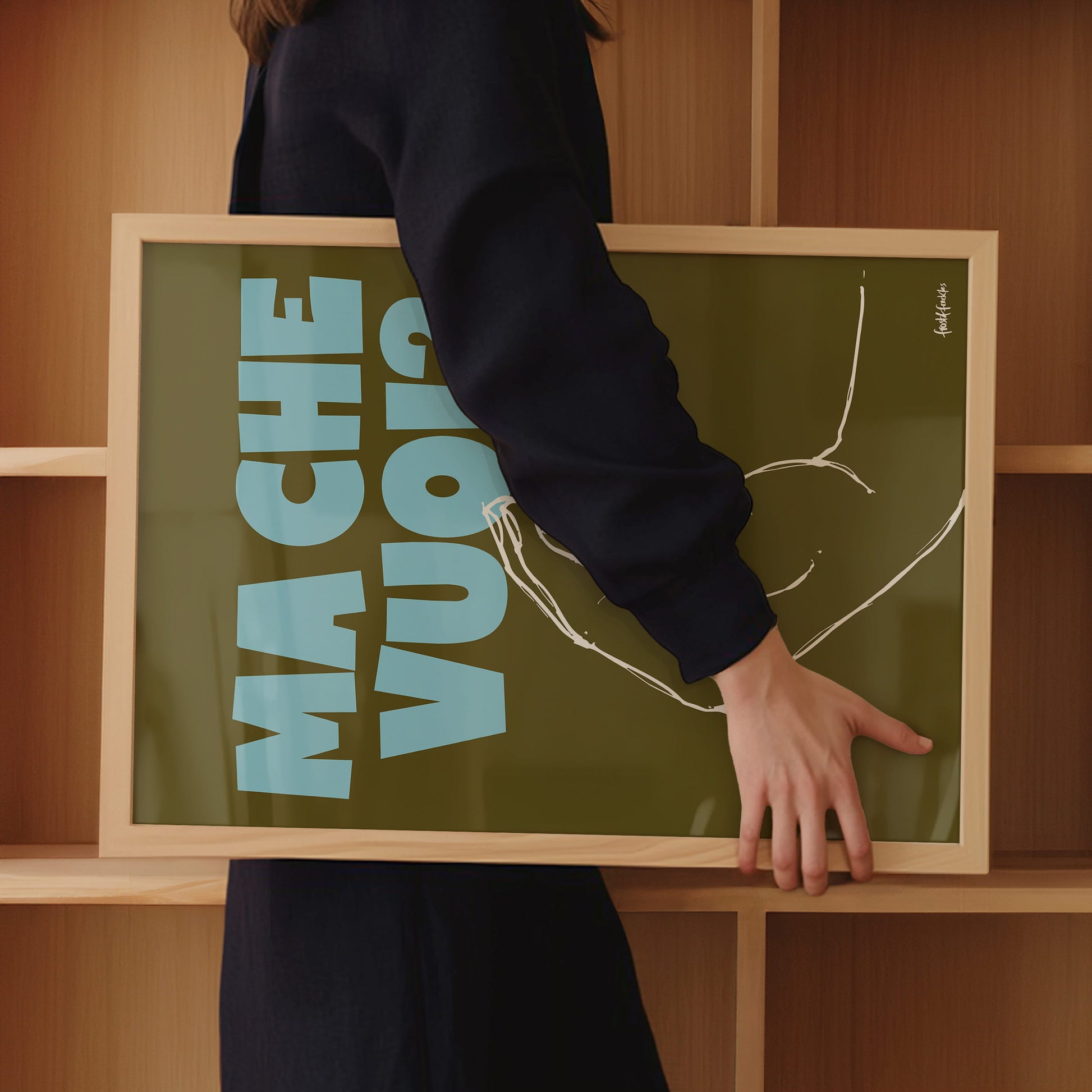 Ein blau-grünes Typografie-Wandbild mit Ma Che Vuoi Schriftzug – der Italian Finger Purse als originelle Geschenkidee.