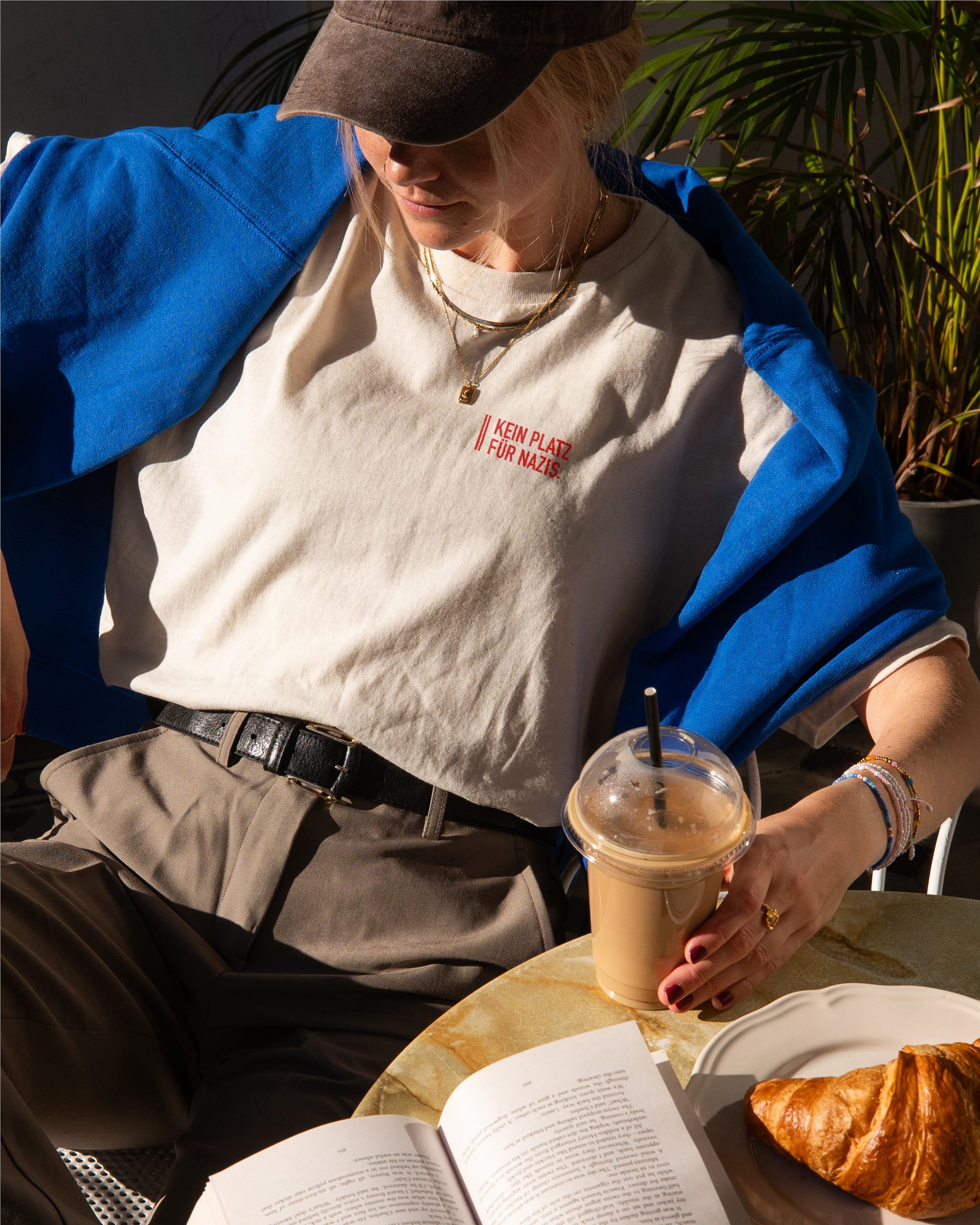 Frost and Freckles Baumwoll-Shirt mit humorvollem Anti-Afd- und Anti-Merz-Spruch als modisches Highlight für Festivals und Demos.