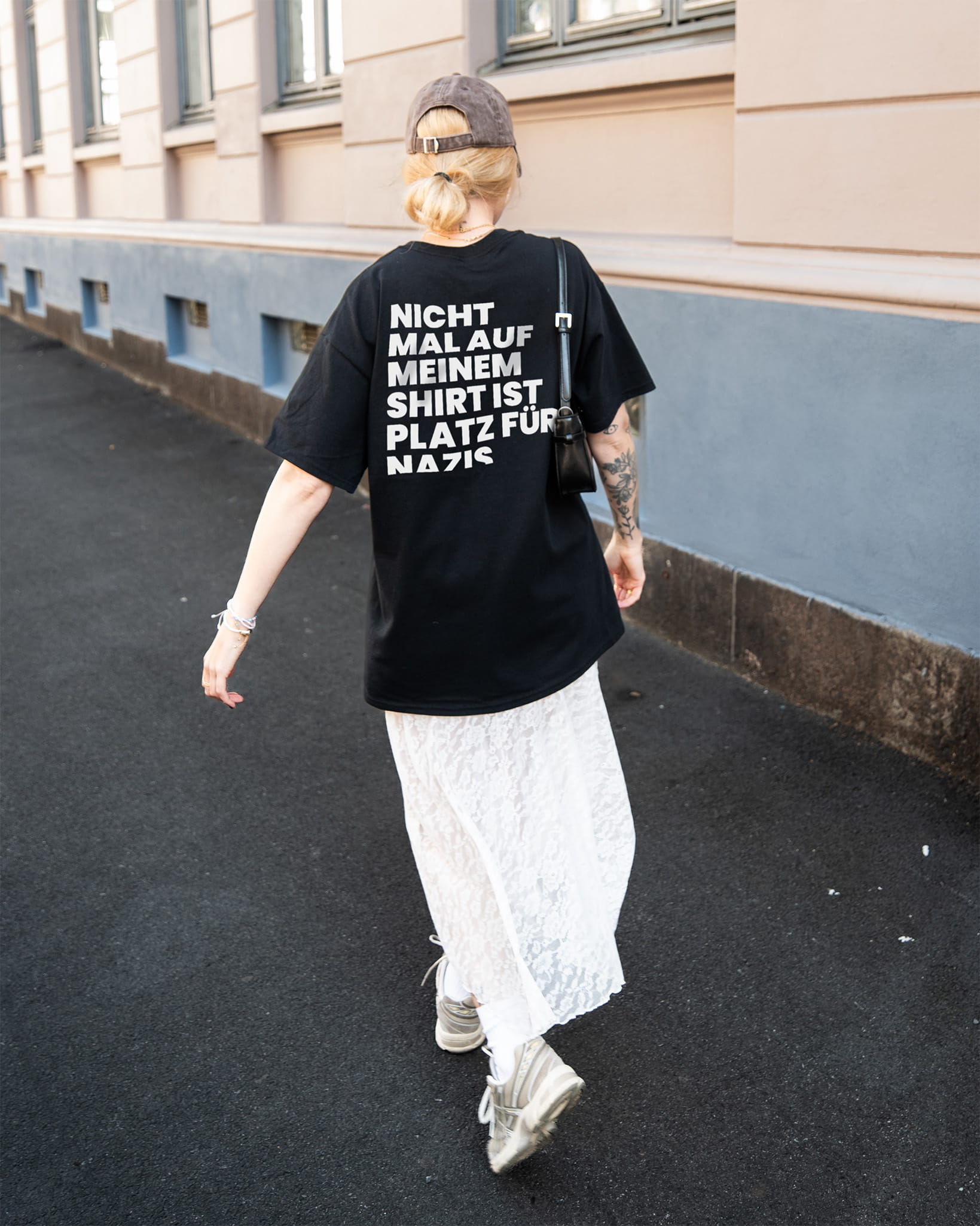 Ein schwarzes Oversized Tee mit lustigem antifaschistischem Statement-Print als originelle Geschenkidee für politisch aktive Freunde.