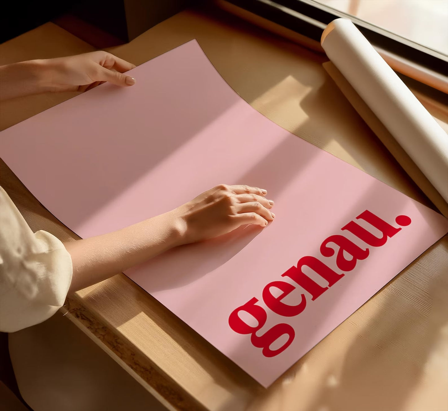 Hochkant Poster in rot und pink mit "Genau" Schriftzug, DIN Format.