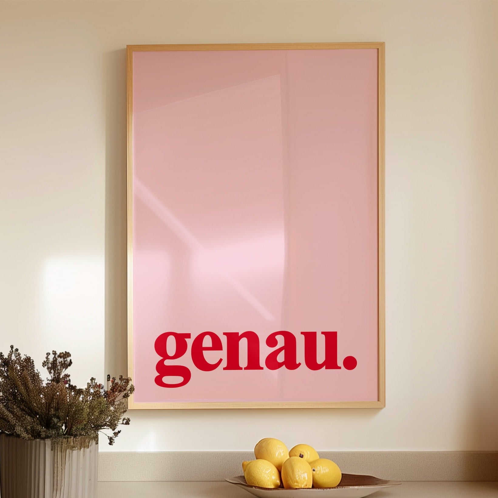 Minimalistisches Küchenposter mit dem Wort "Genau" als schöner Farbakzent in mondernen Küchen