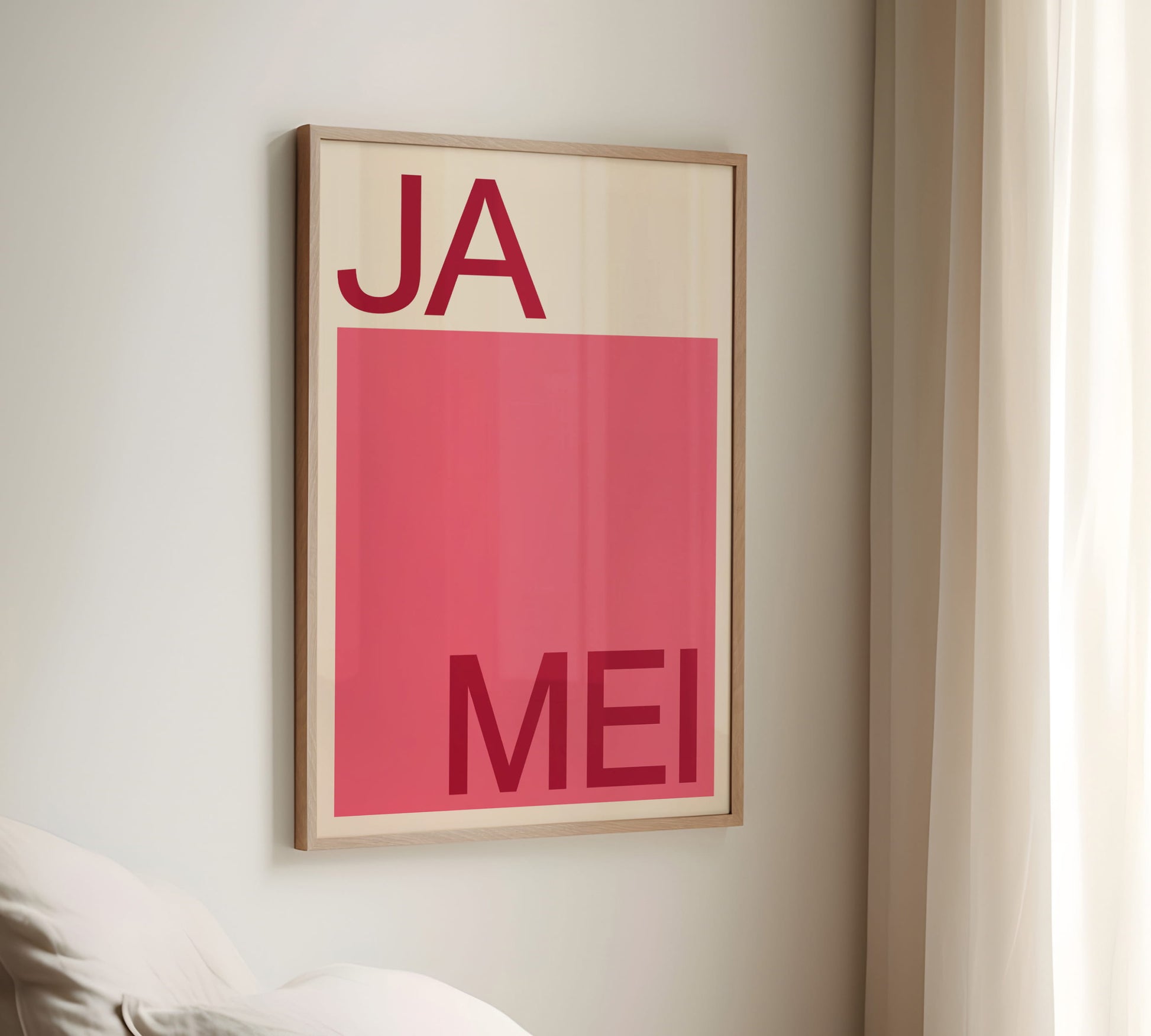German quote poster mit minimalistischem rot rosa Layout und "Ja Mei" Zitat im Schlafzimmer