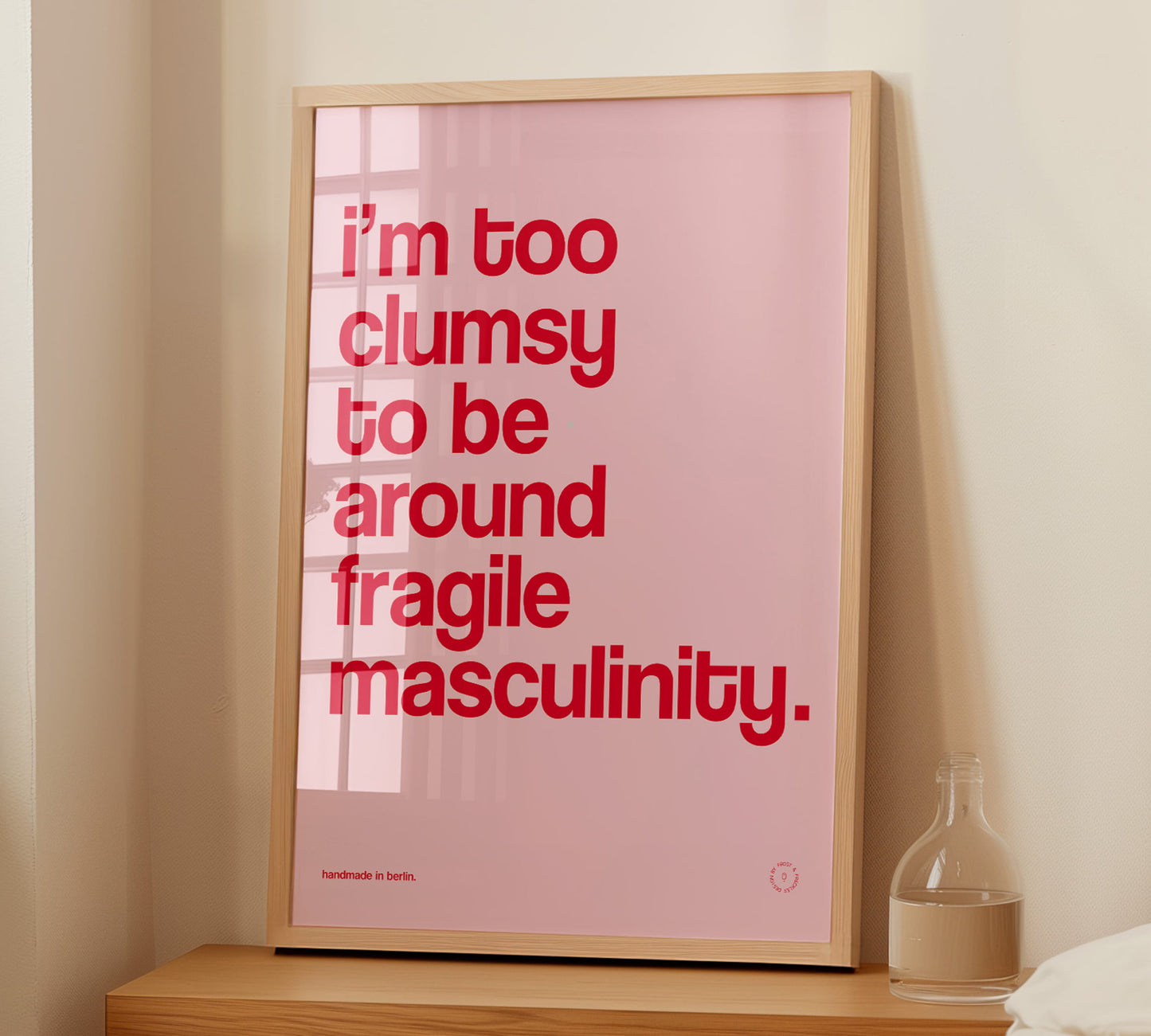 Ein rosa-rotes Design-Poster im Pinterest-Stil als ästhetische und freche Geschenkidee für Frauen, die genug haben von toxic masculinity.