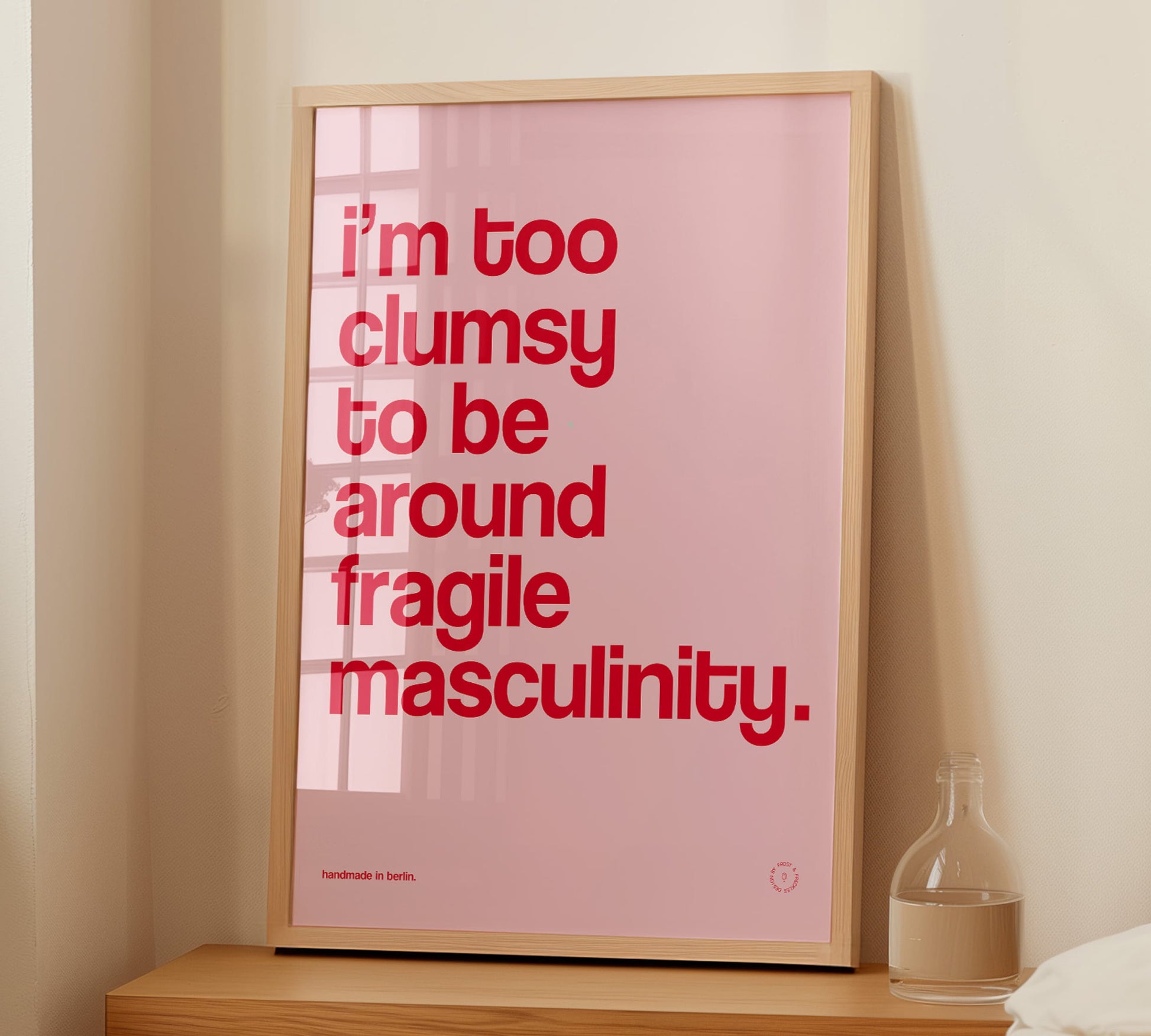 Ein rosa-rotes Design-Poster im Pinterest-Stil als ästhetische und freche Geschenkidee für Frauen, die genug haben von toxic masculinity.