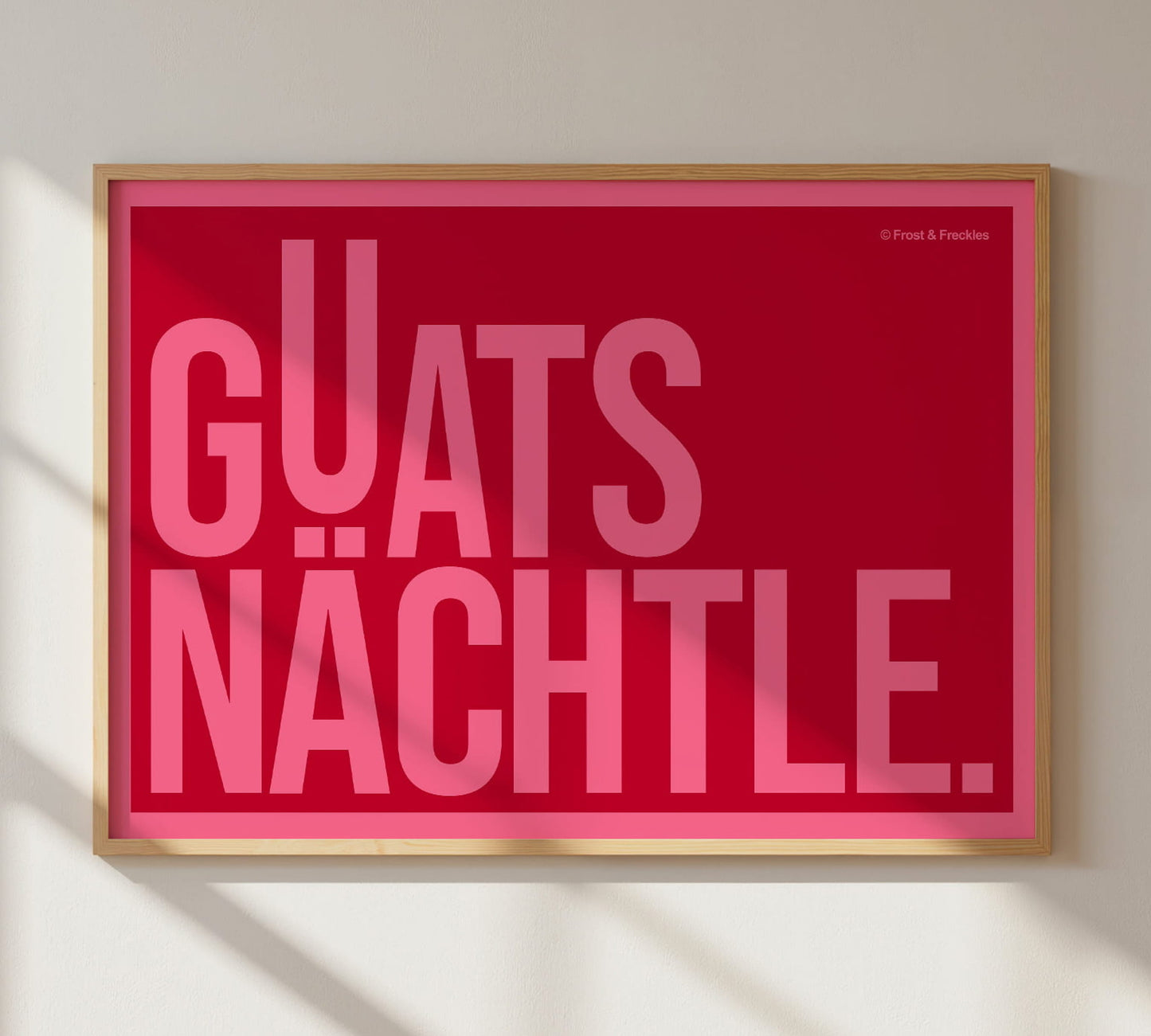 Modernes Typografie Poster mit dem Spruch "Guats Nächtle" in Rot und Pink