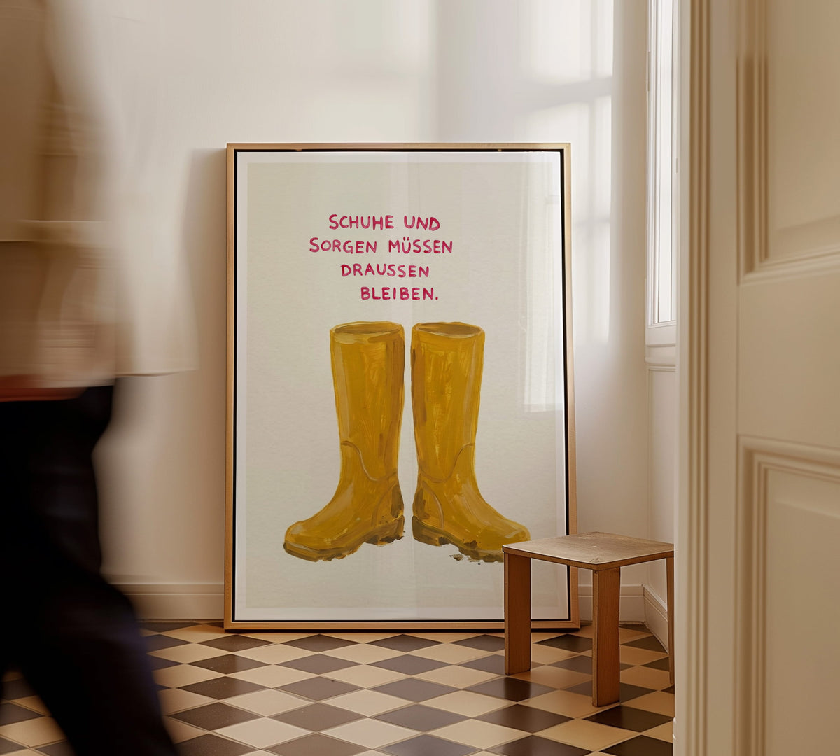 Einrichtungsbeispiel: Das Wandbild „Schuhe und Sorgen müssen draußen bleiben“ kombiniert mit Garderobenständer und Sitzbank im Flur.