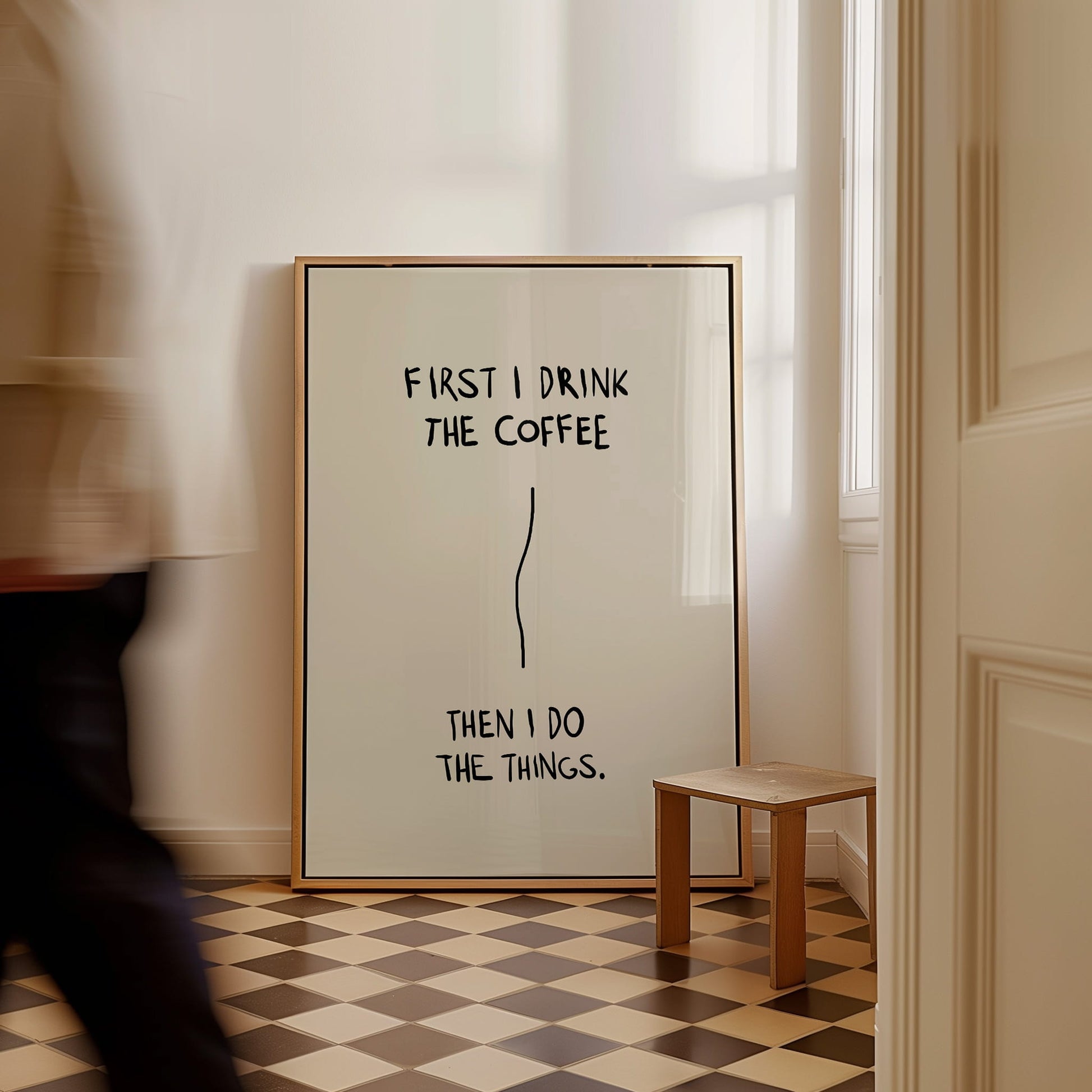 Typografie Poster mit handgeschriebener Schrift und Kaffee Zitat "First I Drink The Coffee, Then I Do The Things"