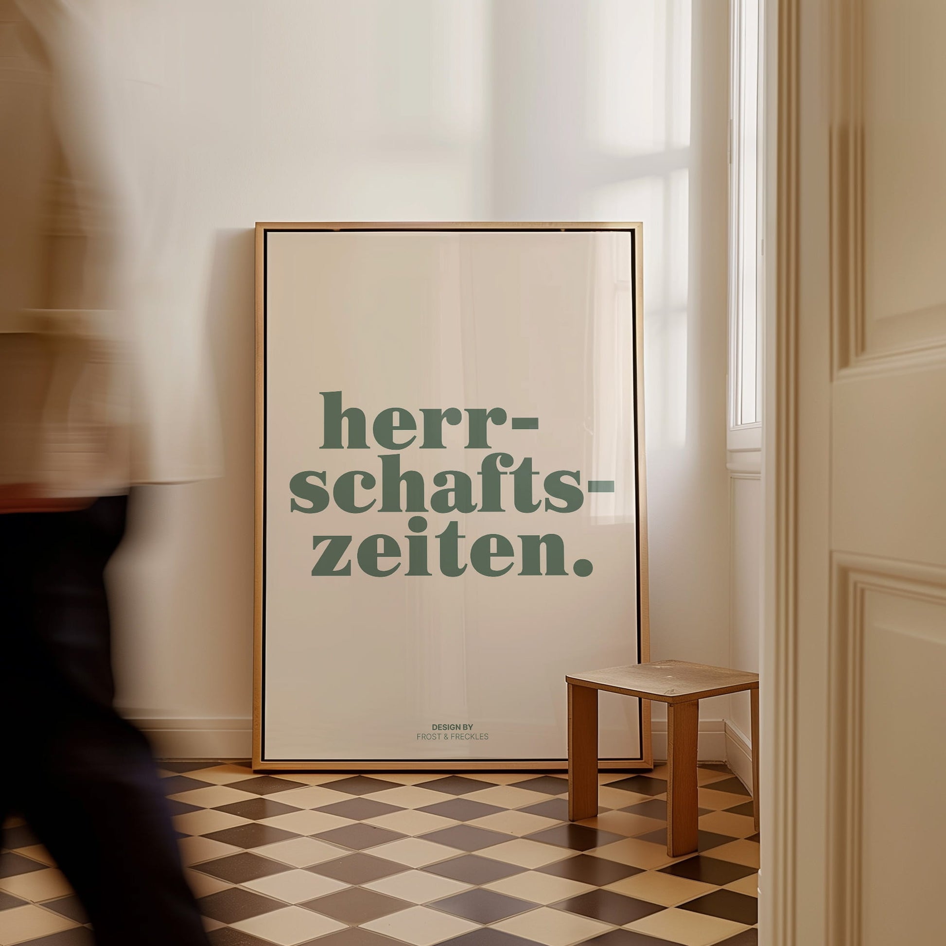 Bayrischer Dialekt Print mit dem Spruch "Herrschaftszeiten", gerahmt an Küchenwand lehnend