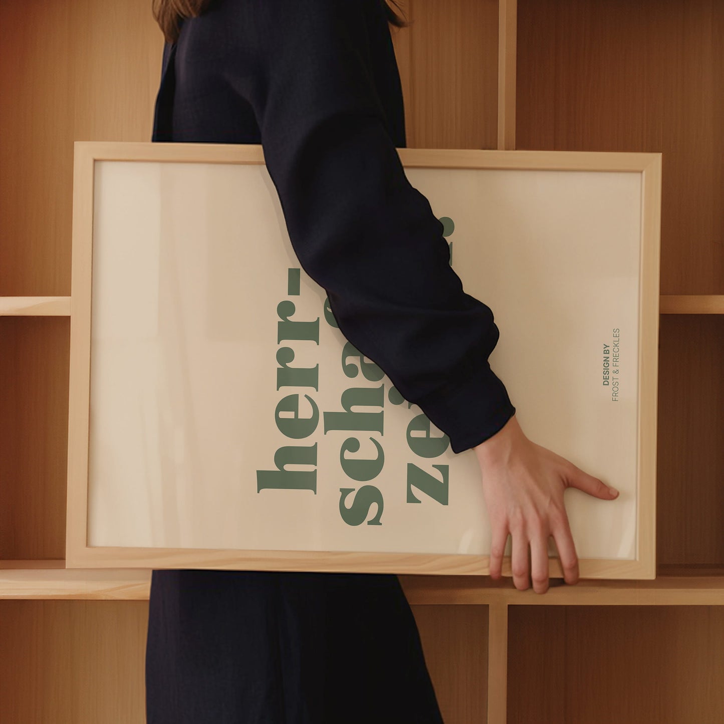 Minimalistischer Poster Print "Herrschaftzeiten" mit pastellgrüner Schrift, gerahmt von Frau getragen