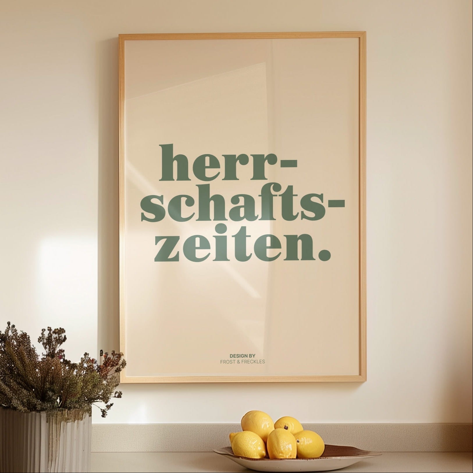 Bayrisches Küchenposter mit dem Spruch "Herrschaftzeiten", gerahmt über Küchentheke