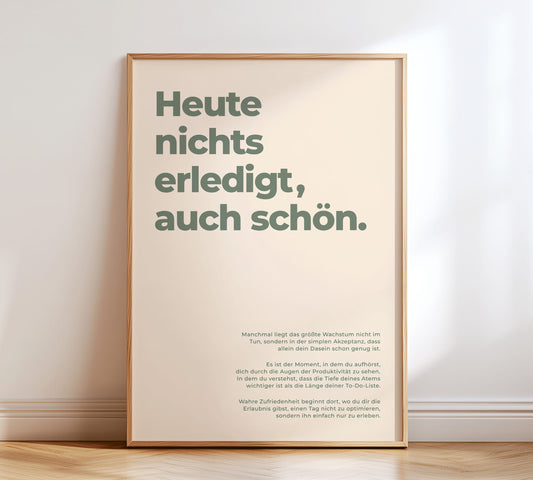 Minimalistisches Typografie-Poster in Salbeigrün mit dem deutschen Spruch "Heute nichts erledigt, auch schön" auf beigefarbenem Hintergrund.