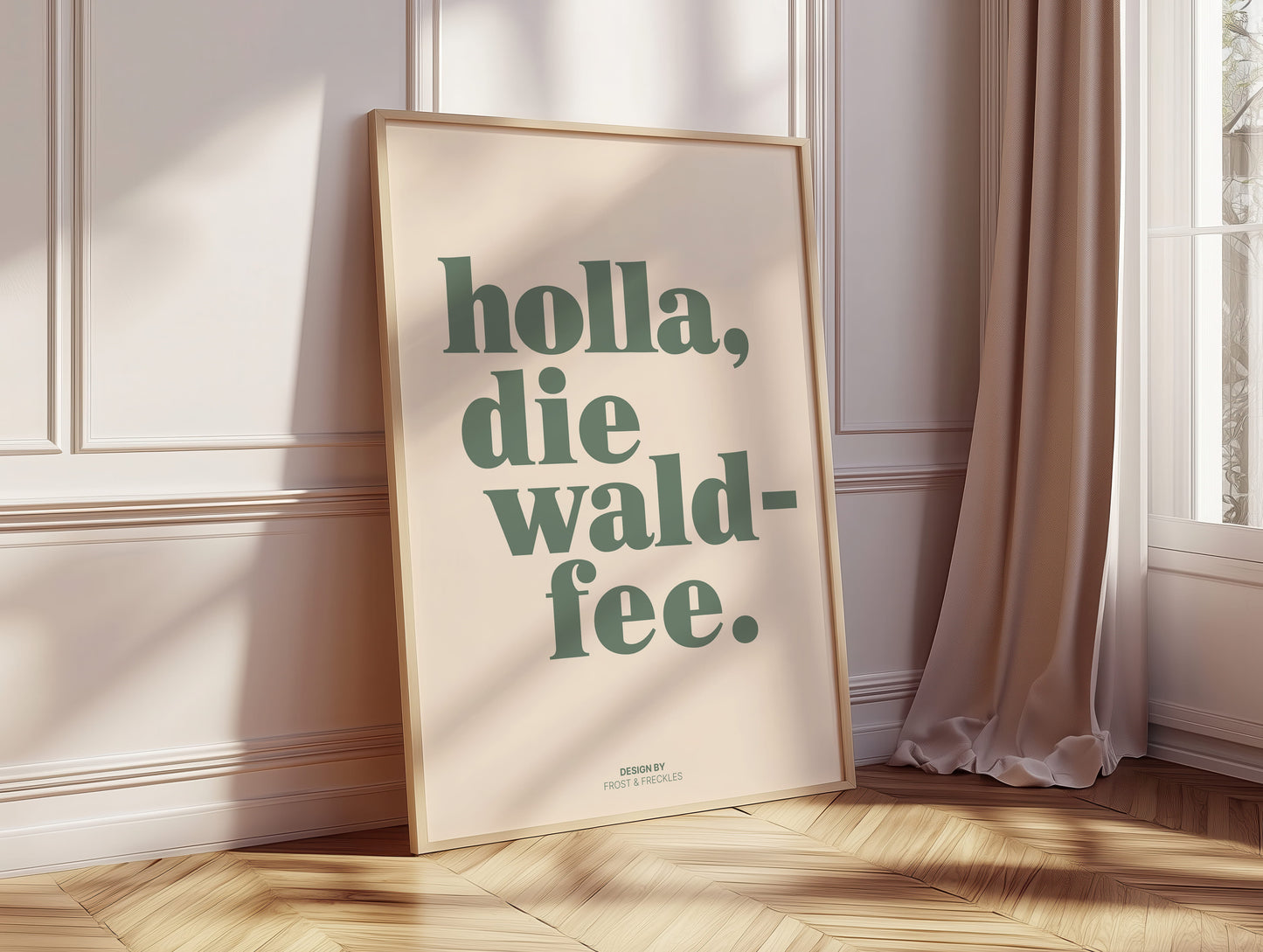 Typografie Wanddruck Holla die Waldfee als modernes Textposter, gerahmt an Schlafzimmerwand lehnend