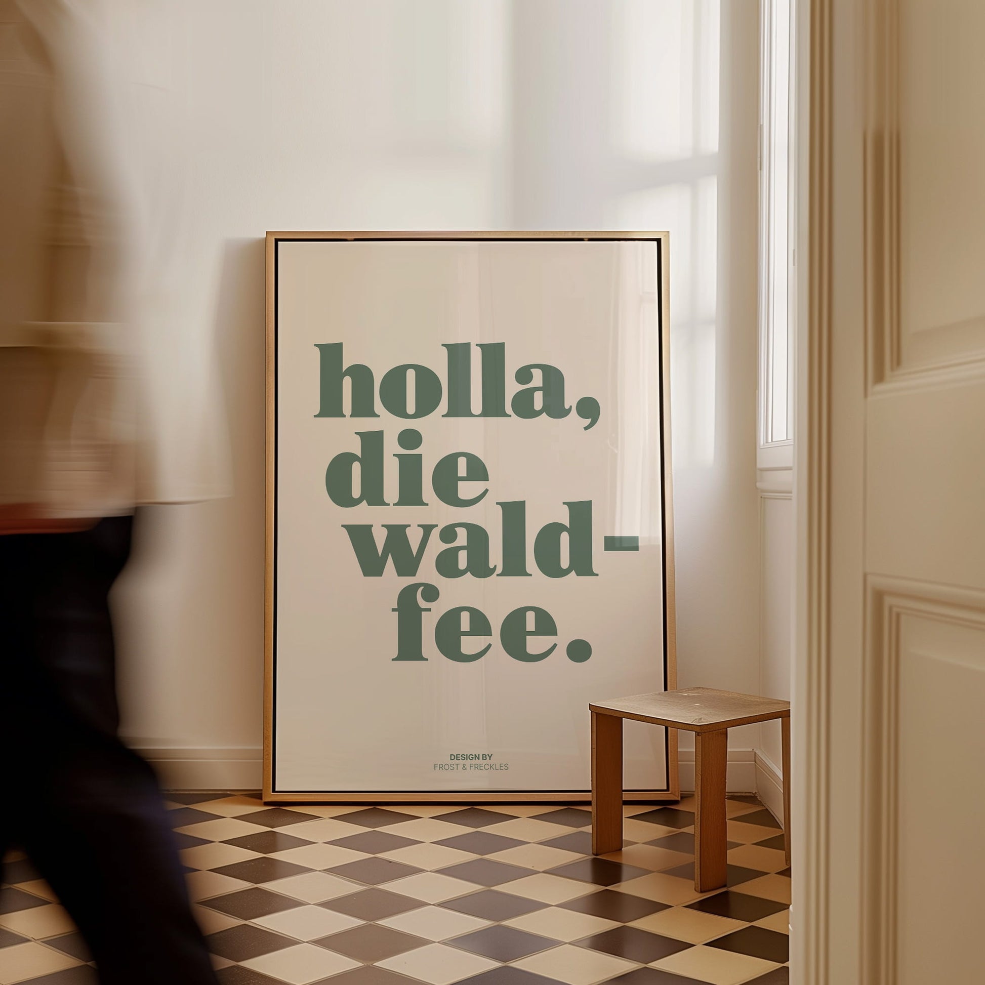 Humorvolles Sprüche-Poster Holla die Waldfee in klarer moderner Schrift und Trend Pastellfarben