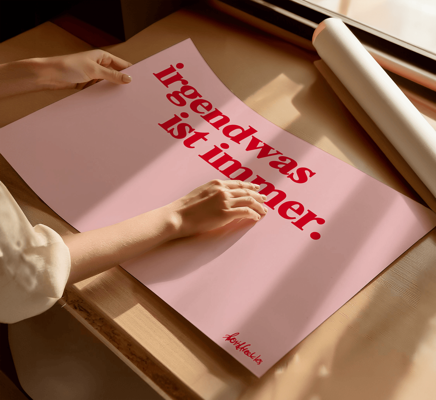 Poster mit Spruch "Irgendwas ist immer" in moderner Typografie.