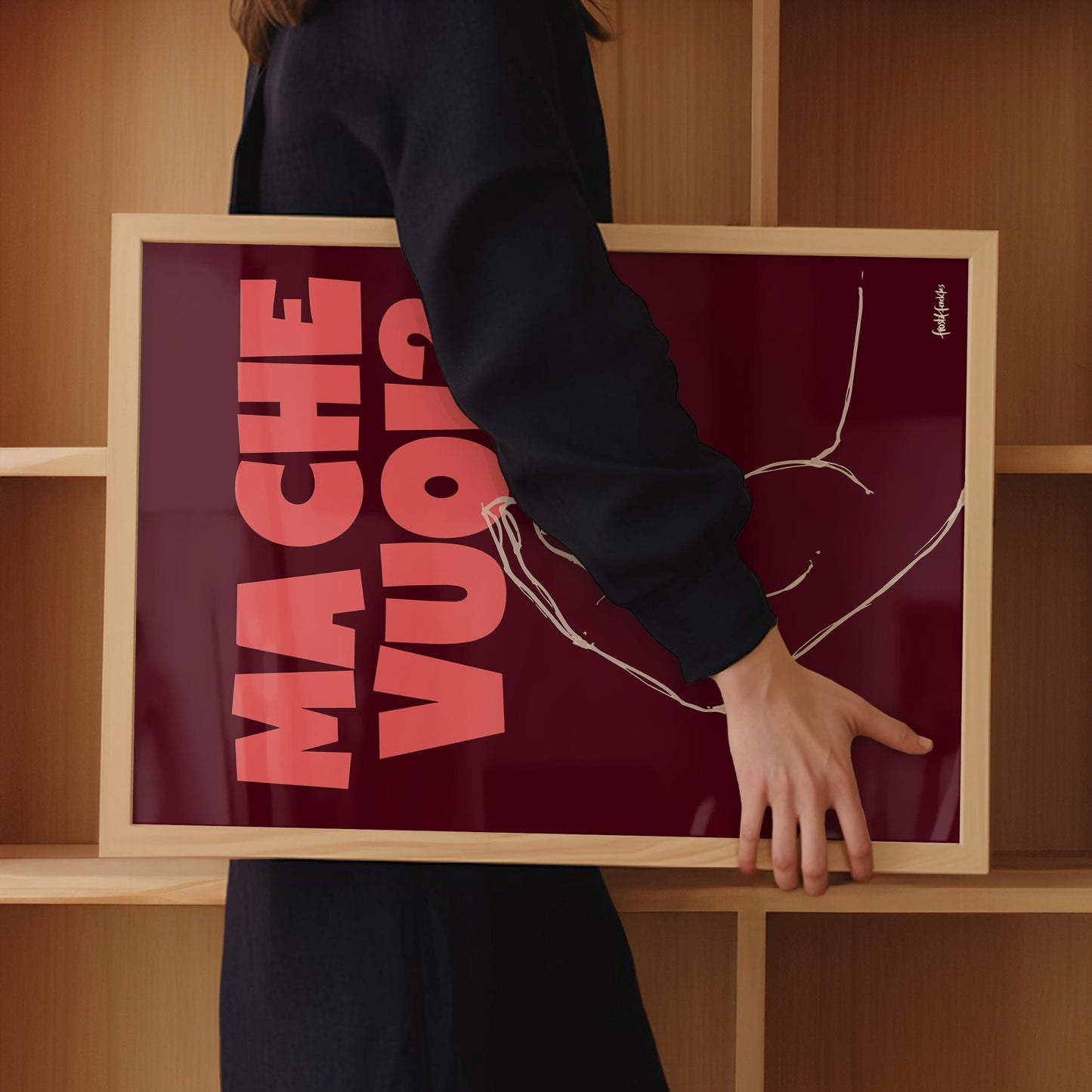 Grafik-Poster der bekannten Italian Finger Purse Handgeste mit dem Schriftzug "Ma Che Vuoi" in der Farbkombination Bordeaux-Rot und Korall-Pink.