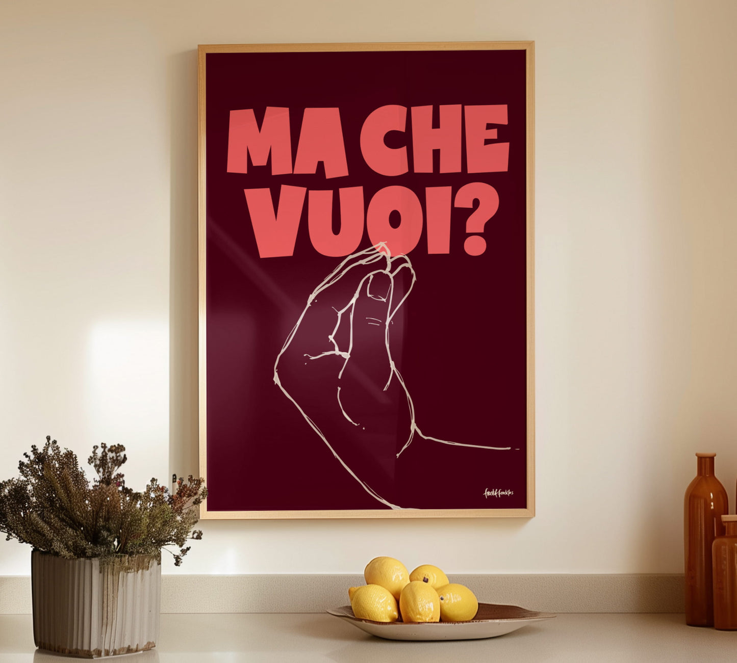 Gerahmtes Italien-Poster mit Pinched-Fingers-Geste an einer hellen Wand über einem Esstisch mit mediterraner Dekoration.