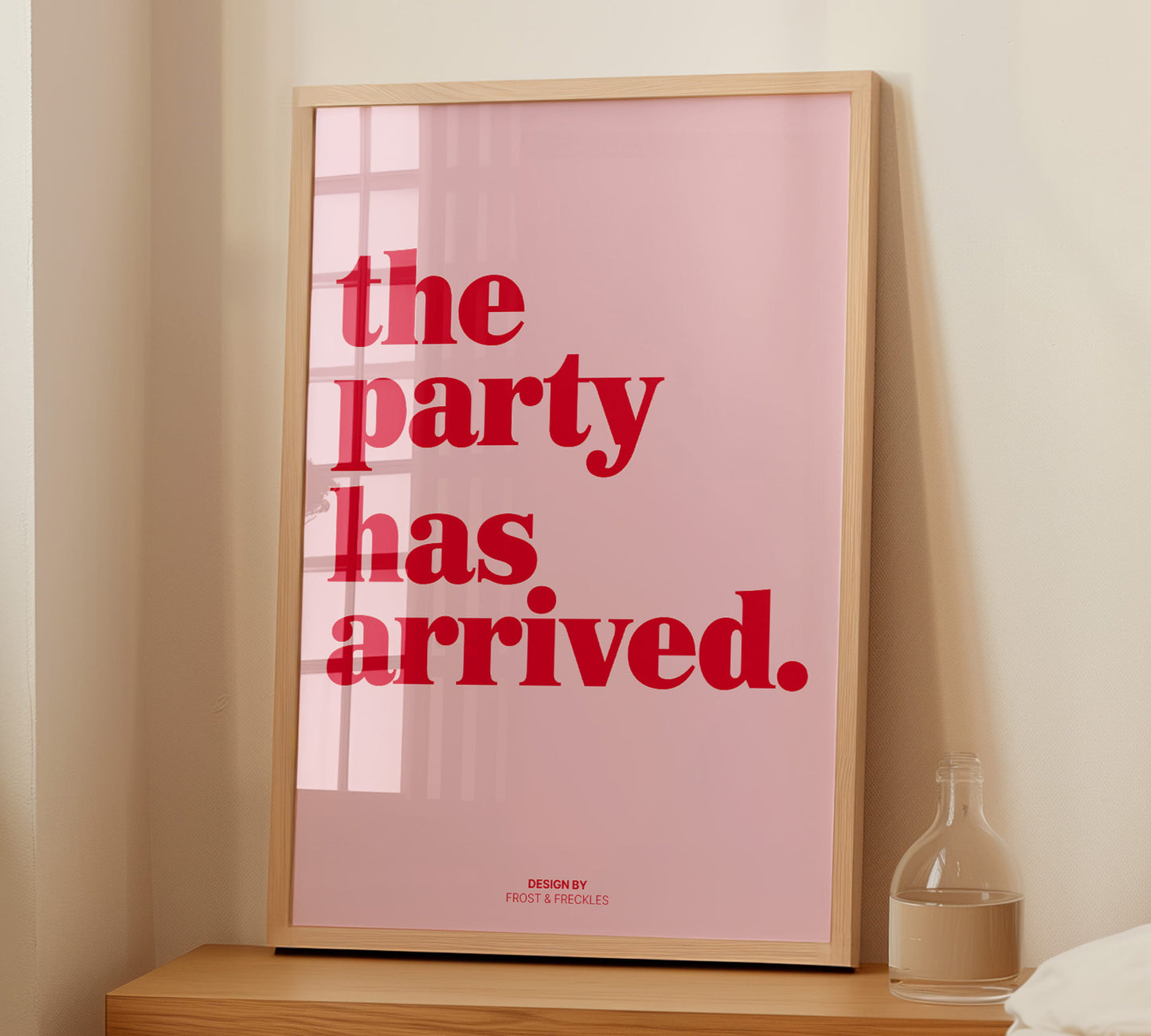 Stylisches Pink and Red Aesthetic Poster als witziger Blickfang für Schlafzimmer oder die Bar-Ecke im Wohnzimmer.