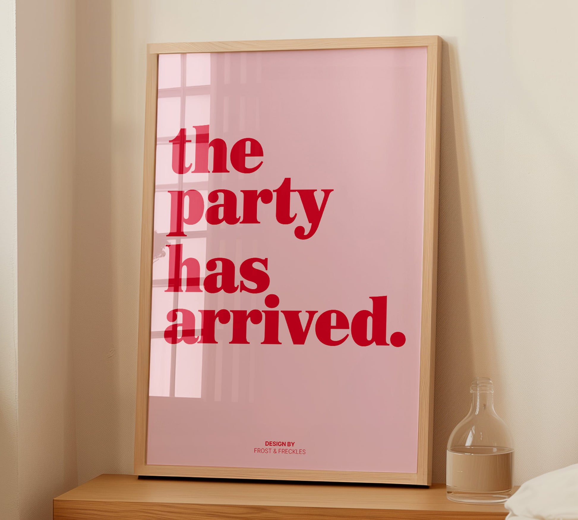 Stylisches Pink and Red Aesthetic Poster als witziger Blickfang für Schlafzimmer oder die Bar-Ecke im Wohnzimmer.