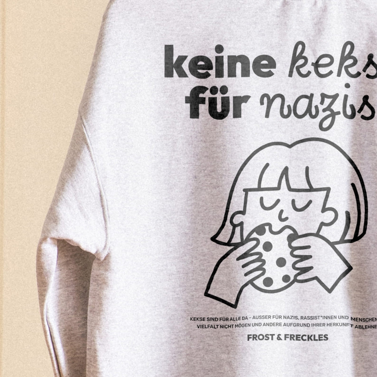 Detailaufnahme des Aufdrucks „Keine Kekse für Nazis“ Sweatshirts gegen Rechts, Nazis, Afd und Merz