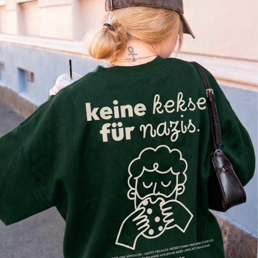 Girl trägt den gemütlichen „Keine Kekse für Nazis“ Oversized Sweater als Zeichen gegen Rechts, Afd und Merz