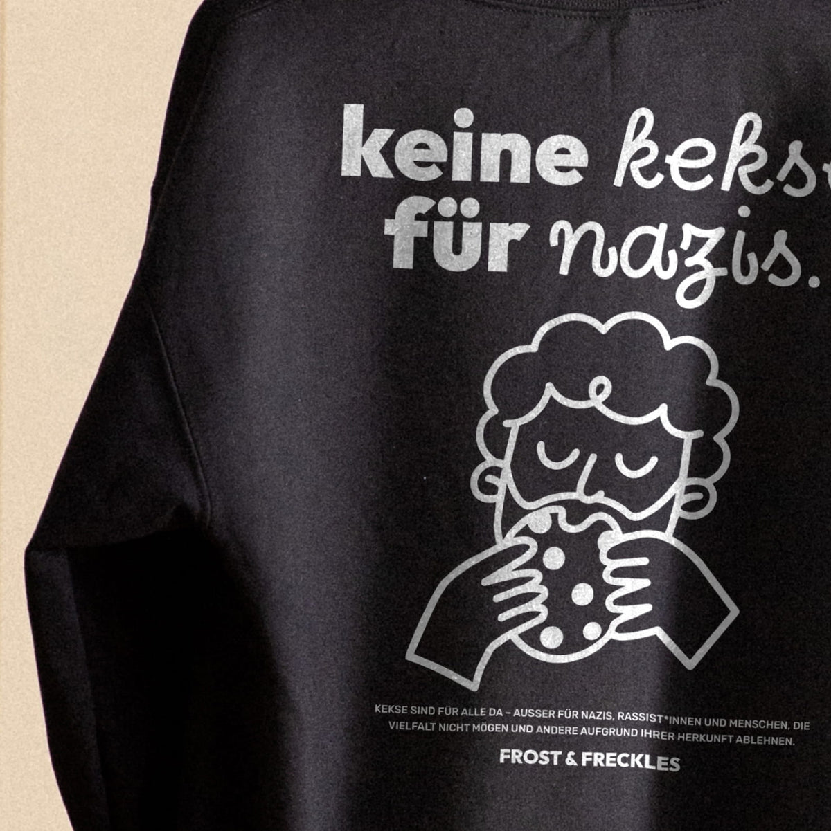 Detailaufnahme des Aufdrucks „Keine Kekse für Nazis“ und der weichen Baumwollstruktur des Sweaters. Sweater gegen Rechts, Nazis, Afd und Merz