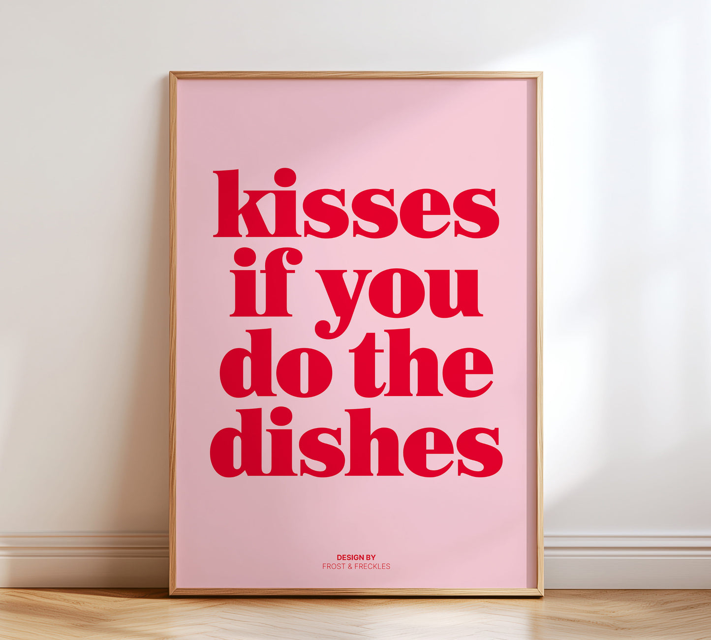 Lustiges Küchenposter mit Spruch "Kisses If You Do The Dishes" in Rot / Rosa