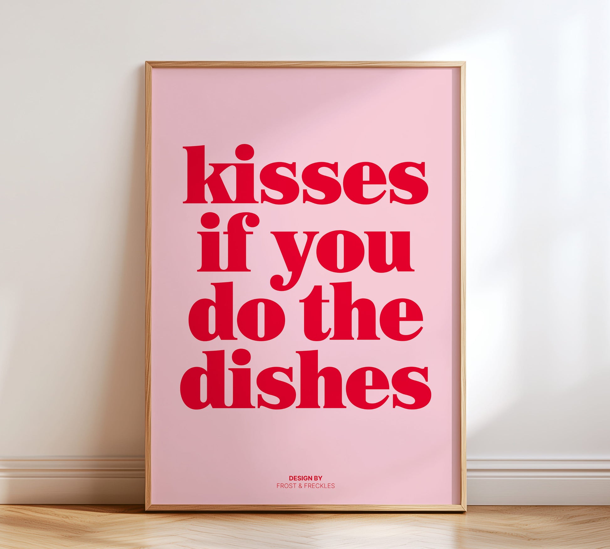 Lustiges Küchenposter mit Spruch "Kisses If You Do The Dishes" in Rot / Rosa