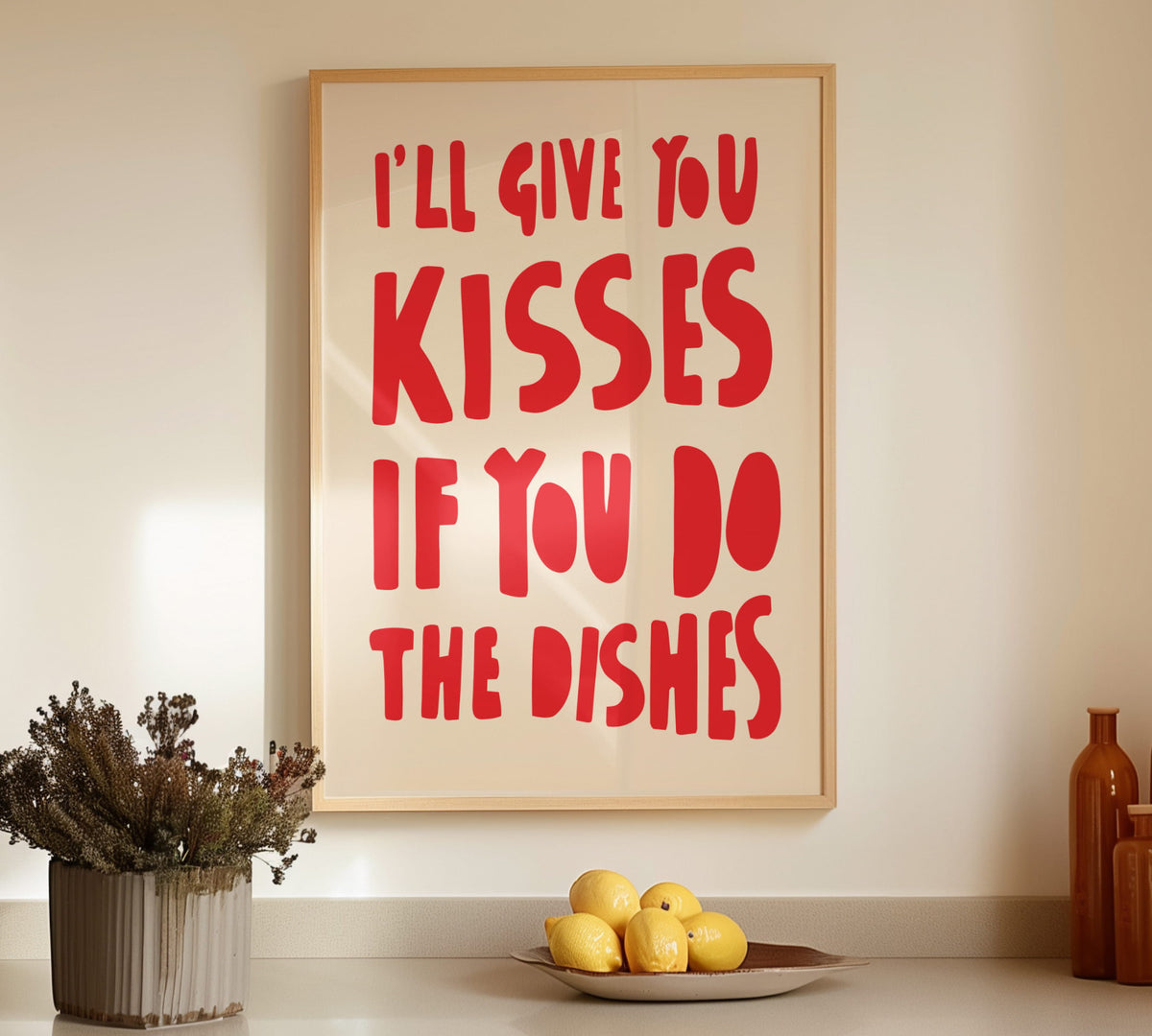 Minimalistisches Typografie-Poster mit dem englischen Spruch „Kisses if you do the dishes“ in moderner Serifenschrift für die Küche.