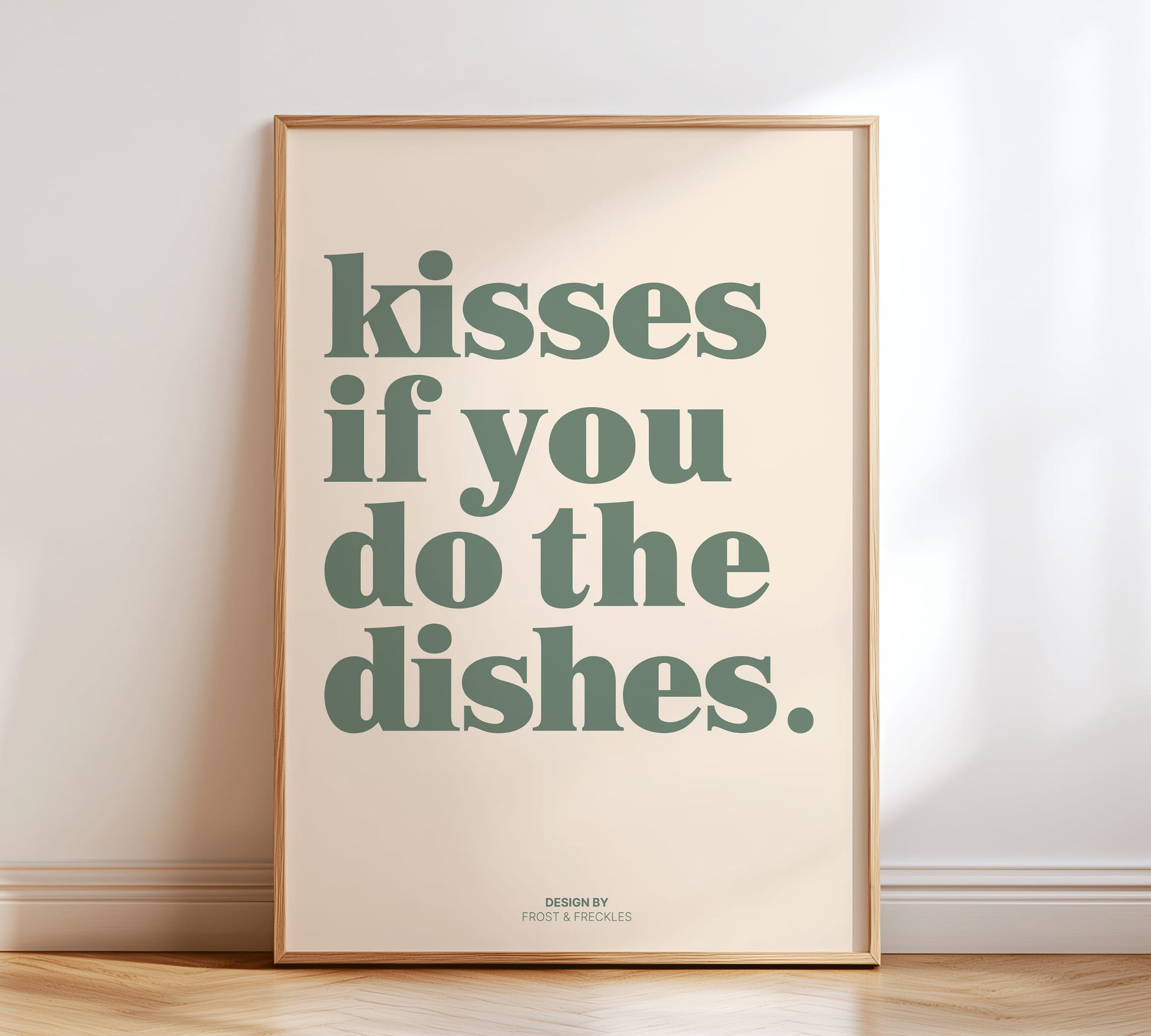 Sage Green Poster mit Spruch „Kisses If You Do The Dishes“ für Küche