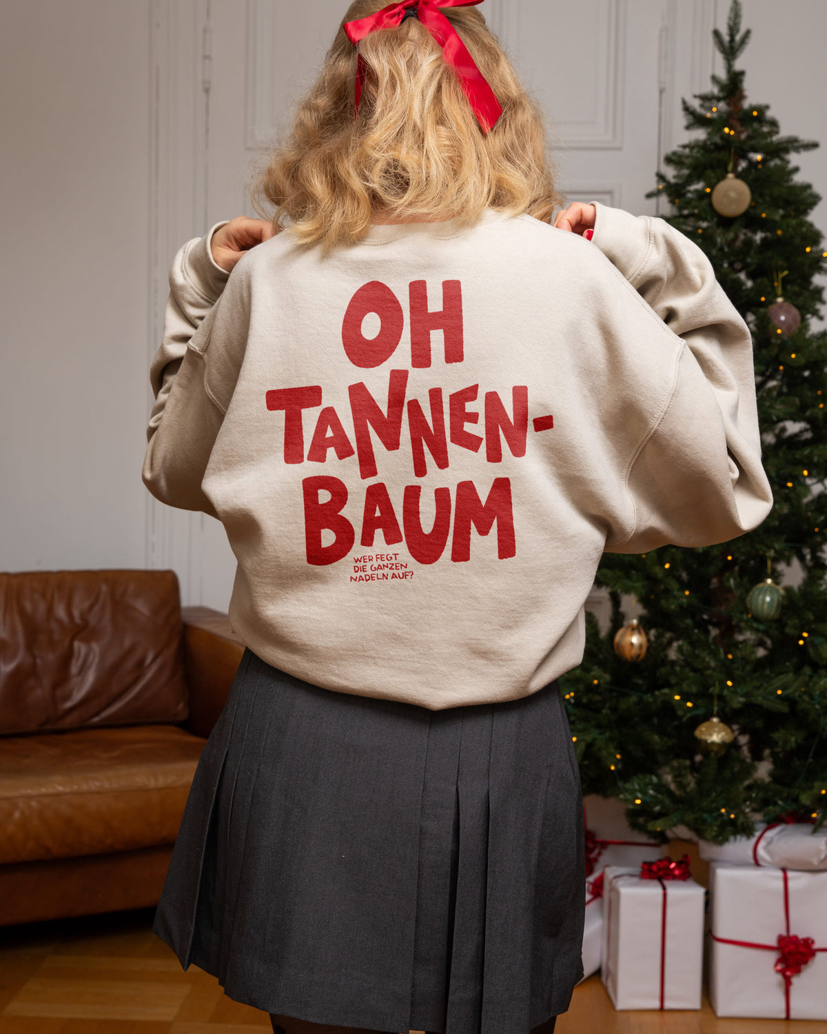 Rückaufnahme des hochwertigen, humorvollen Aufdrucks Oh Tannenbaum auf dem Crewneck Weihnachtspulli