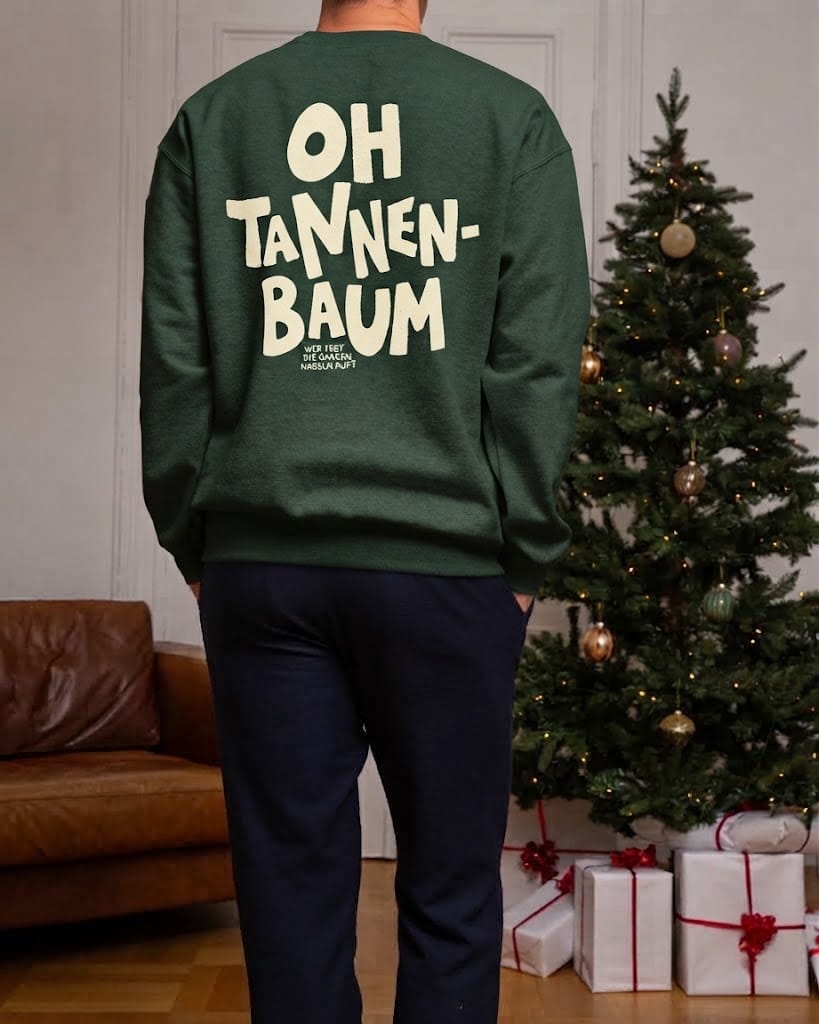 Back Print des gemütlichen Ugly Christmas Sweaters „Oh Tannenbaum“ (Unisex) mit witzigem Spruch.