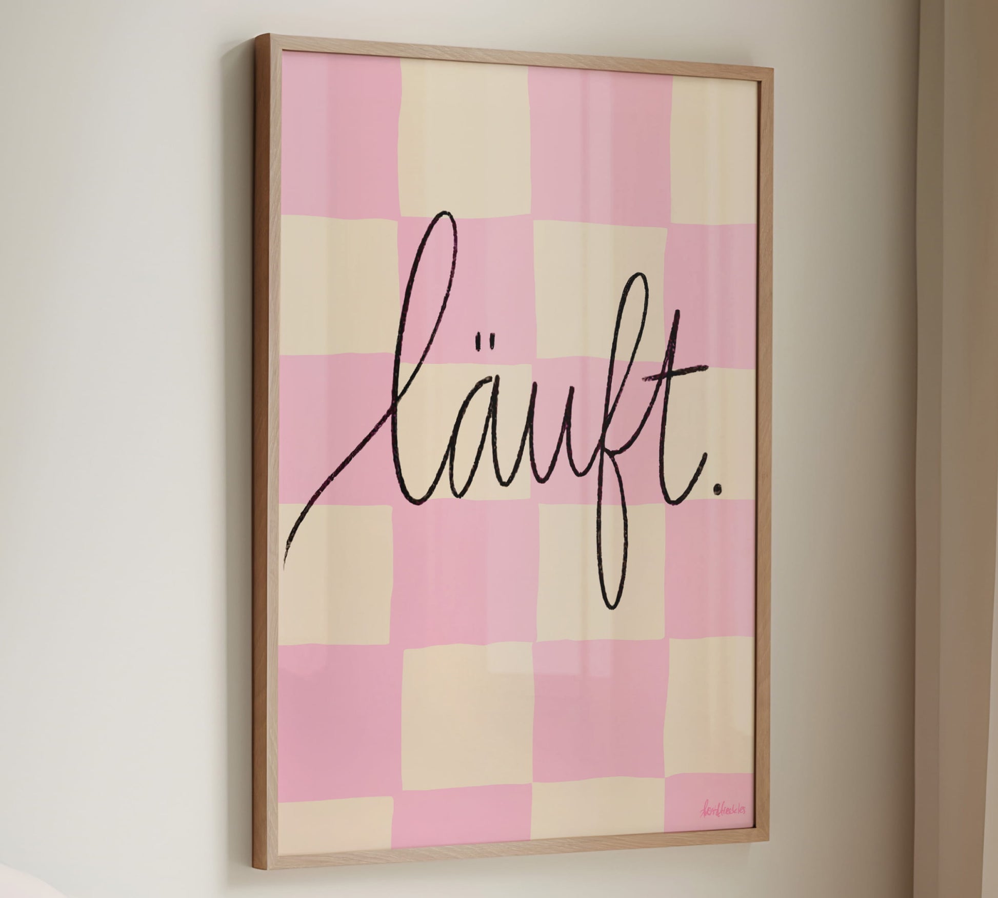 Laeuft Poster als modernes Wandbild für Flur oder Büro in warmen Pastellfarben Pink und Zitrusgelb