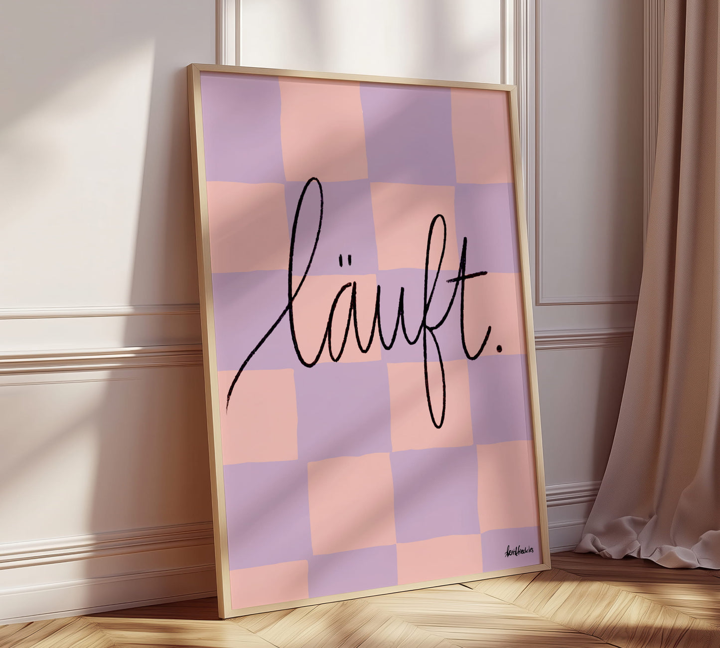 Laeuft Poster für kreative Wanddeko in Pink und Lila, gerahmt an Schlafzimmerwand lehnend