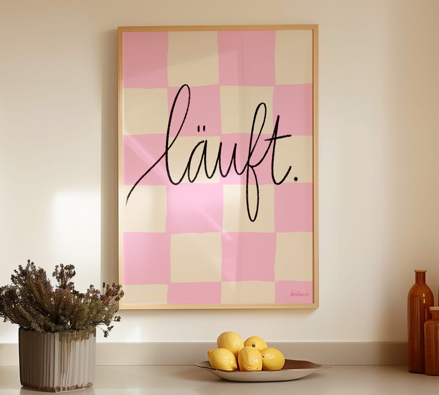 Läuft Poster mit kurzem deutschen Spruch in Karo-Design und Pastell Pink