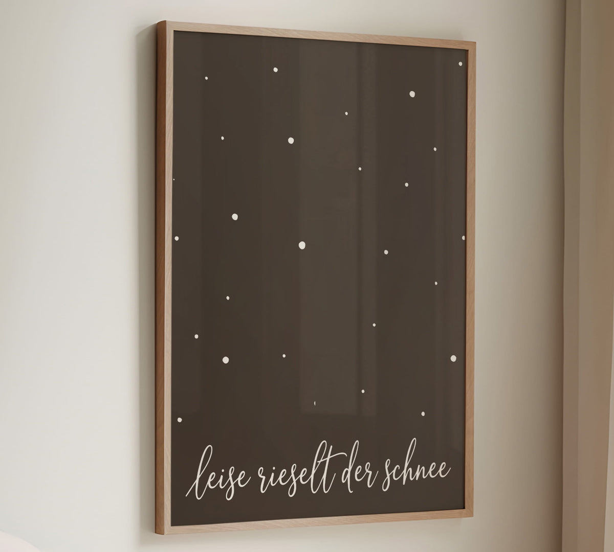 Gerahmtes Weihnachts-Poster „Leise rieselt der Schnee“ in einem hellen Holzrahmen als gemütliche Weihnachtsdeko