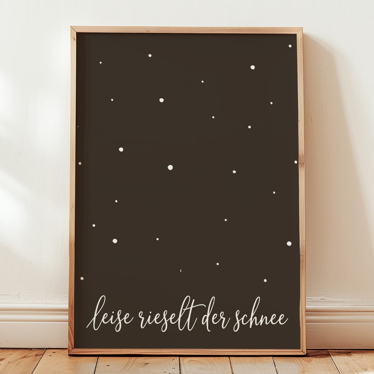 Minimalistisches Typografie-Poster mit dem Weihnachtslied Spruch „Leise rieselt der Schnee“ in eleganter Serifenschrift auf dunklem Hintergrund.