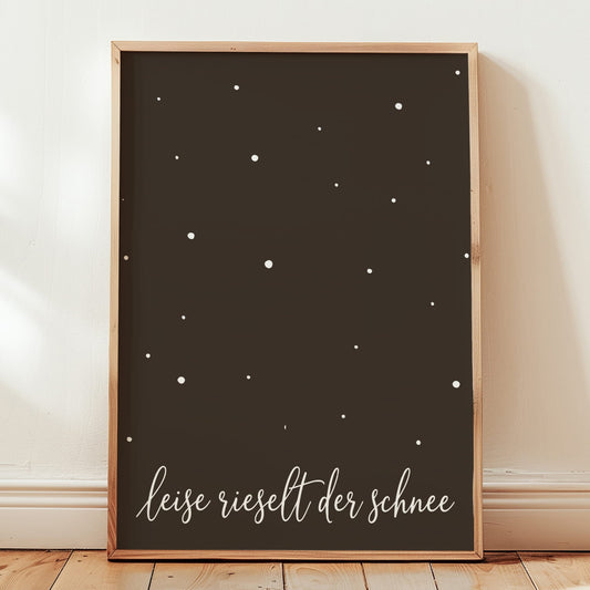 Minimalistisches Typografie-Poster mit dem Weihnachtslied Spruch „Leise rieselt der Schnee“ in eleganter Serifenschrift auf dunklem Hintergrund.