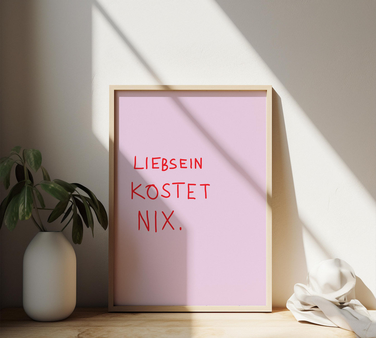 Modernes Poster mit Liebsein Kostet Nix / Be More Kind Schriftzug 