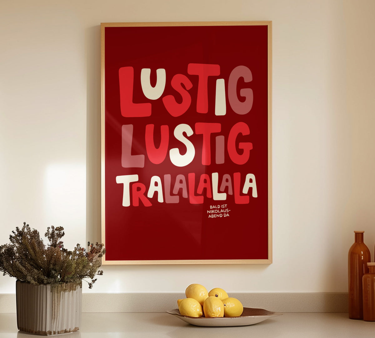Gerahmtes Weihnachts-Poster „Lustig Lustig Tralalalala“ in der Farbe Dunkelrot/Bordeaux über einem dekorierten Sideboard.