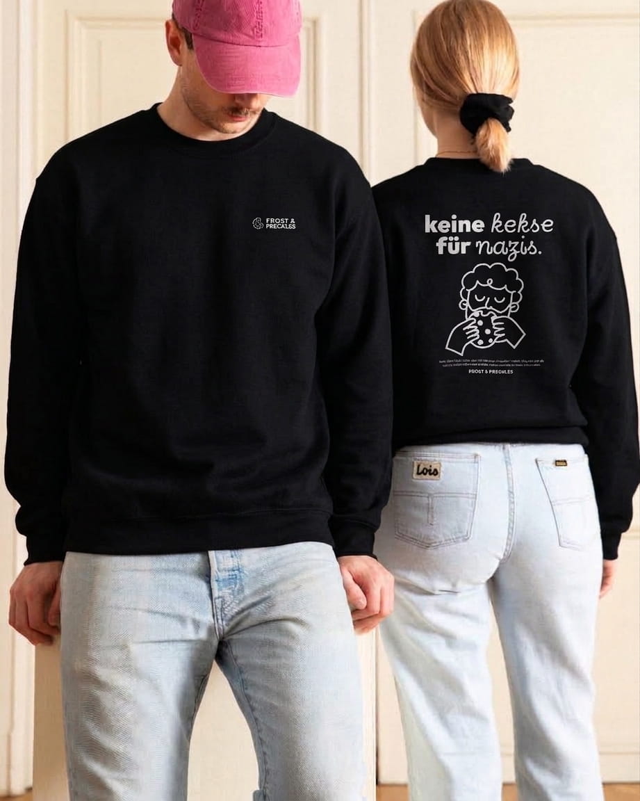 Lässiges Alltagssoutfit mit dem witzigen Anti-AfD-Pullover kombiniert mit Jeans und Dad Cap.